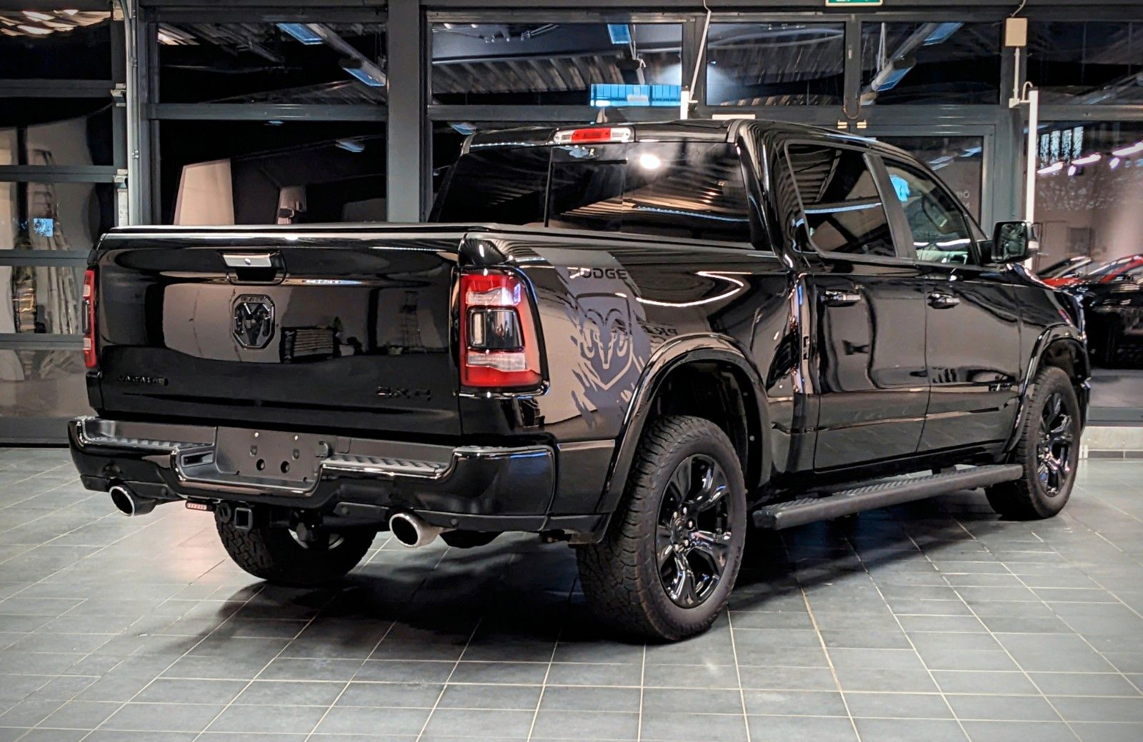 Dodge RAM 1500  Laramie Limited Night HEMI 5.7L   4x4