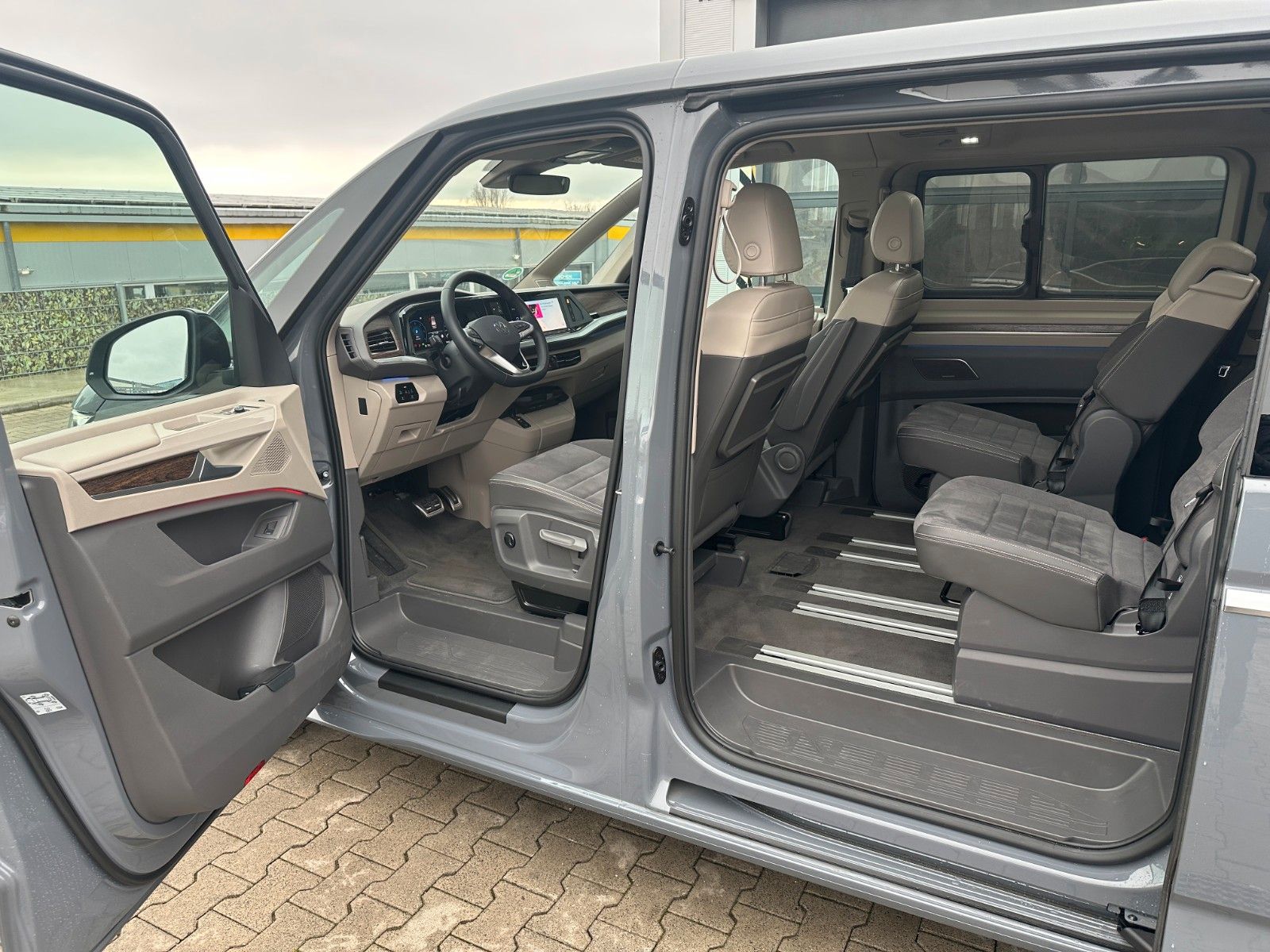 Volkswagen T7 Multivan - Samsaru's Car Outlet