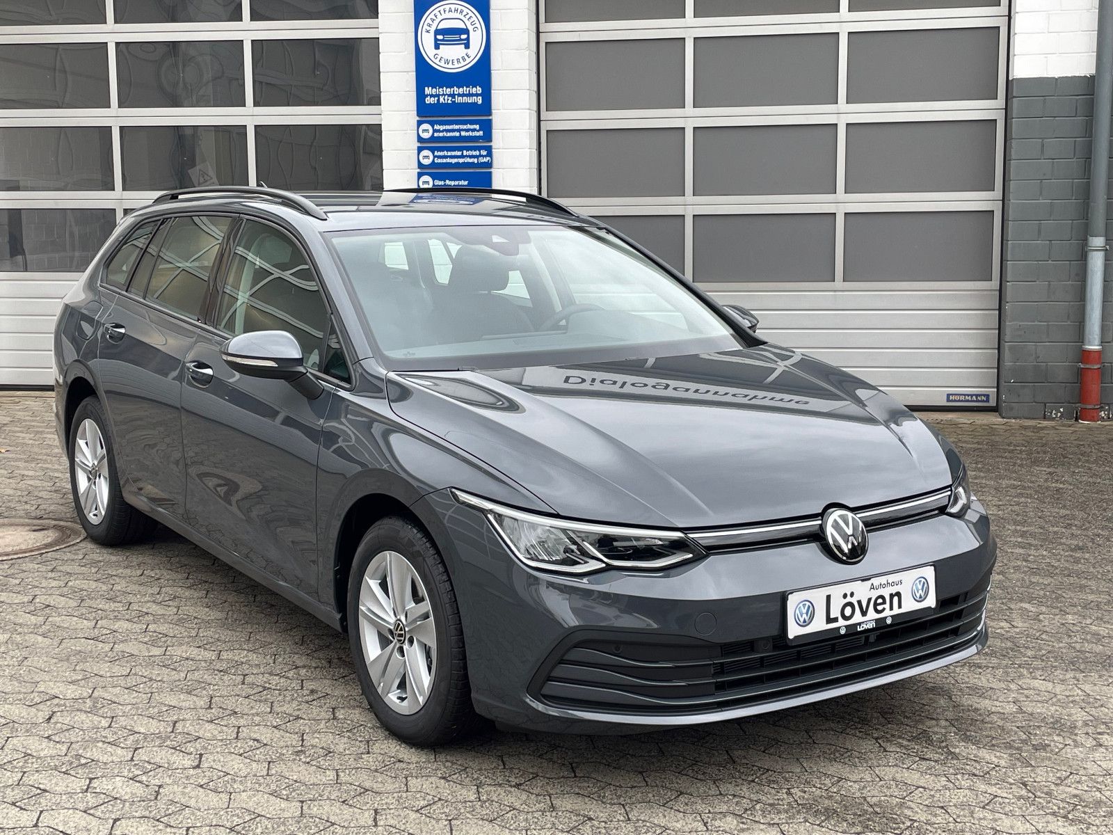 Volkswagen Golf VIII Variant 1.5 TSI Life - Samsaru's Car Outlet