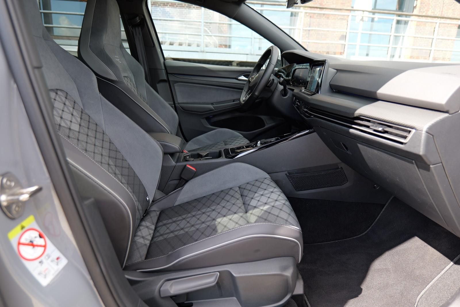 Volkswagen Golf VIII R-Line eTSI - Samsaru's Car Outlet