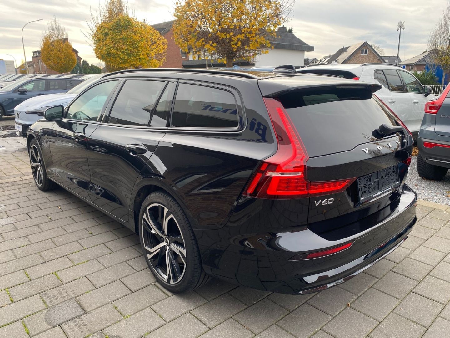 Volvo V60 T6 Plus Dark Plug-In Hybrid AWD AHK 360 Harm