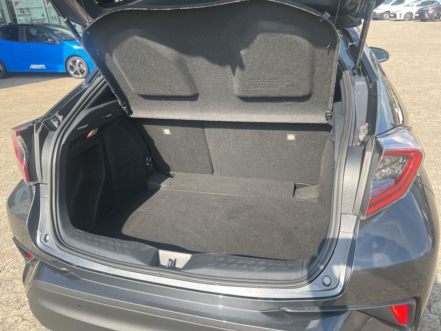 Toyota C-HR Hybrid Style Selection - Samsaru's Car Outlet