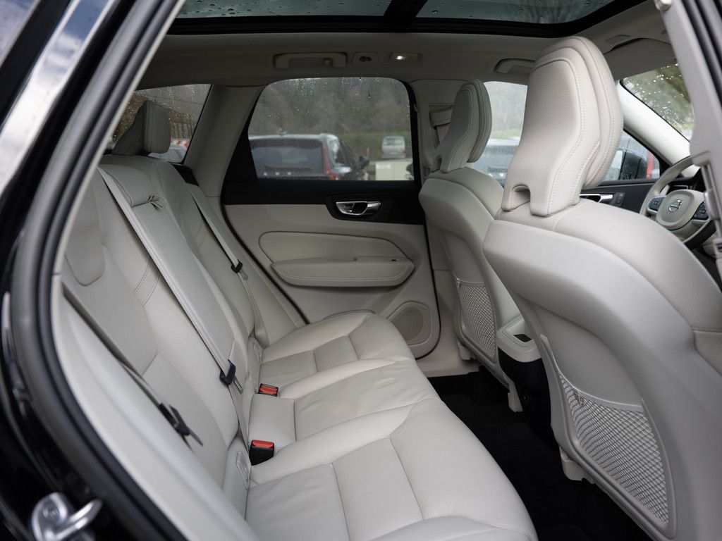 Volvo XC60 B4 Momentum Pro AWD STANDHZ LED PANO 360°