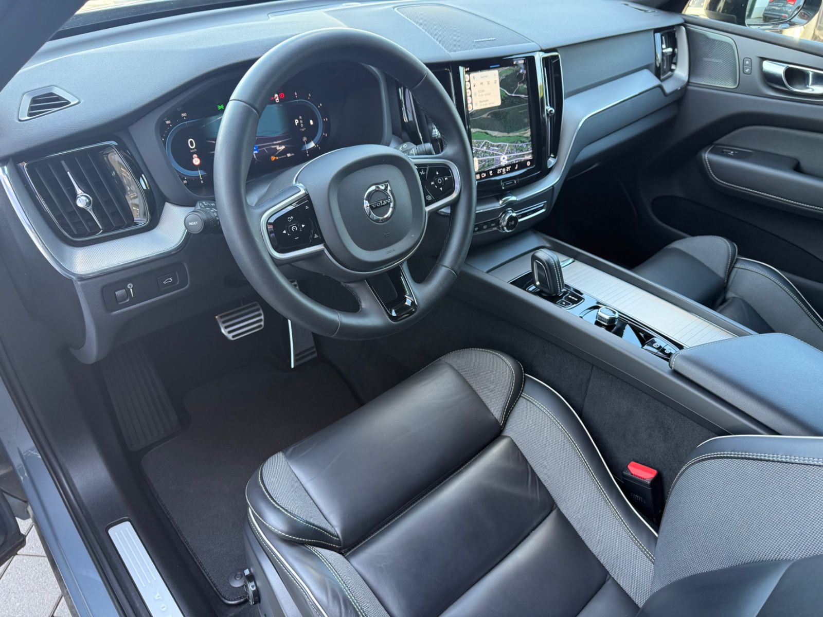 Volvo XC60 R-Design - Samsaru's Car Outlet