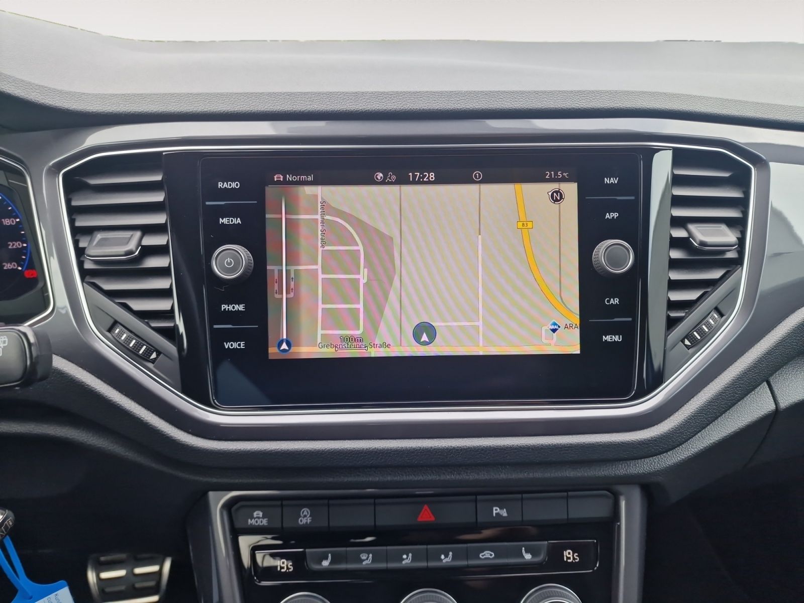 Volkswagen T-Roc 1.5 TSI Sport - Samsaru's Car Outlet