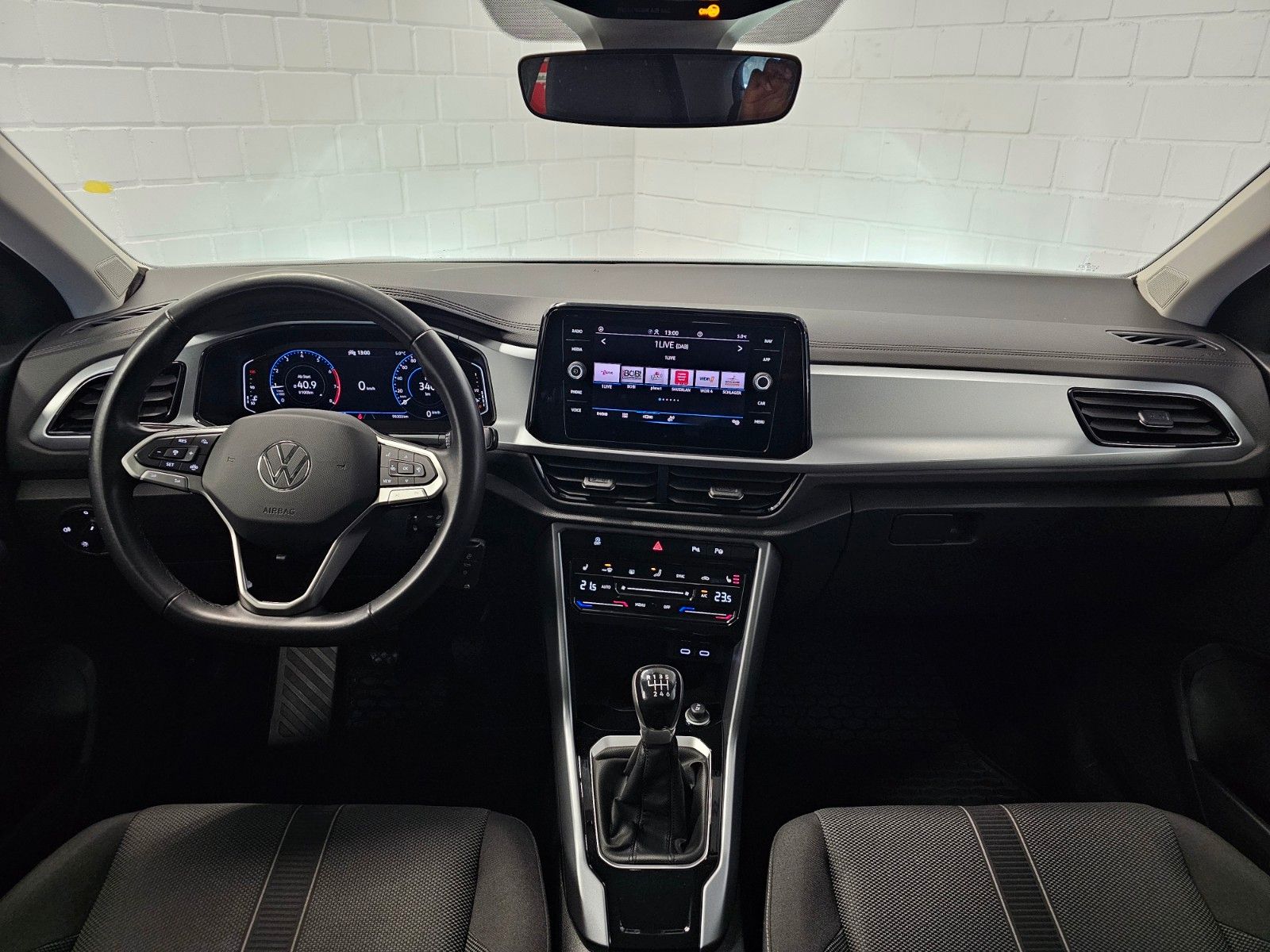 Volkswagen T-Roc 1.5 TSI Life - Samsaru's Car Outlet