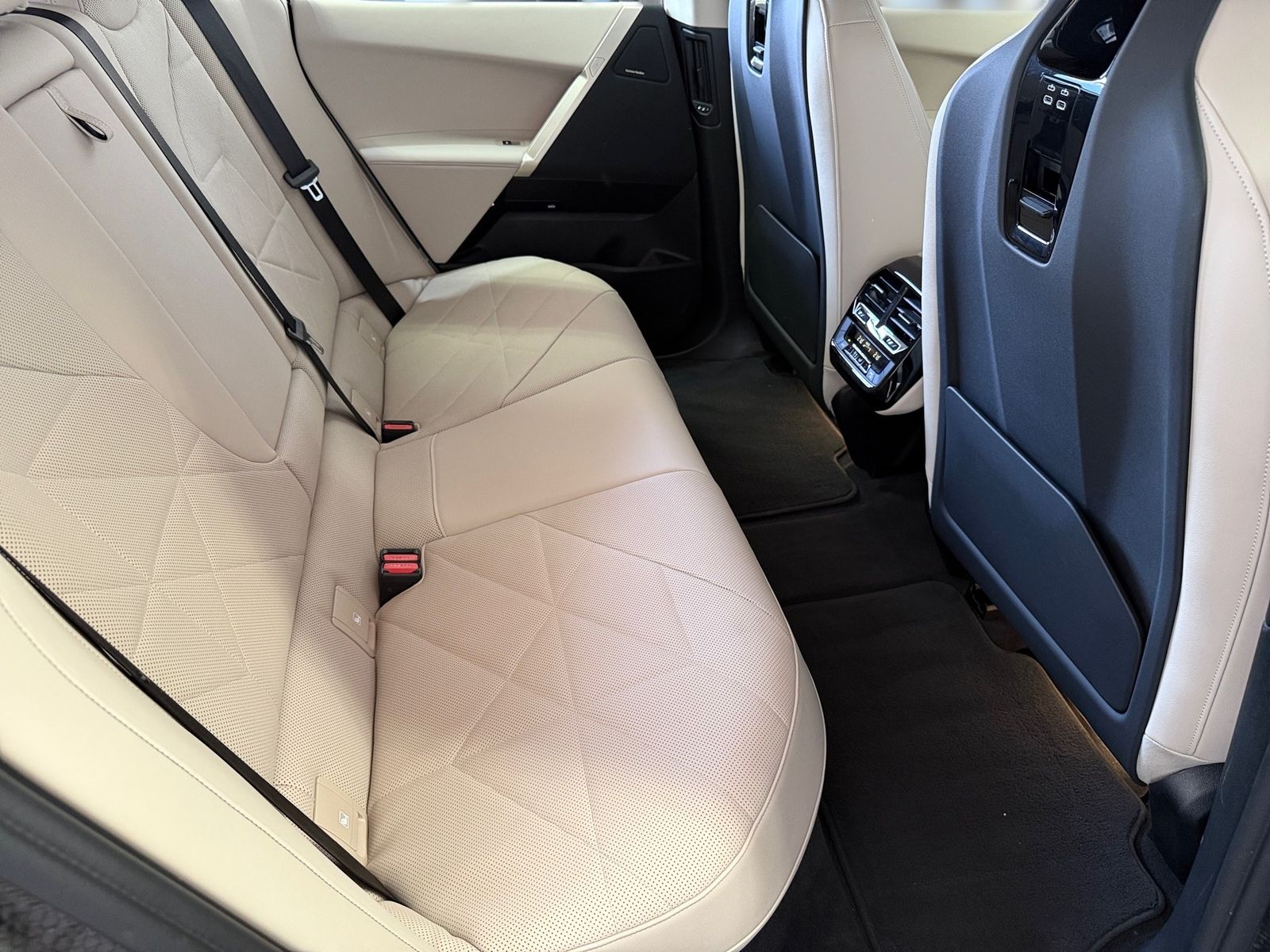 BMW iX40xDrive*LED*ACC*360*H&K*Leder*Atelier oyster*