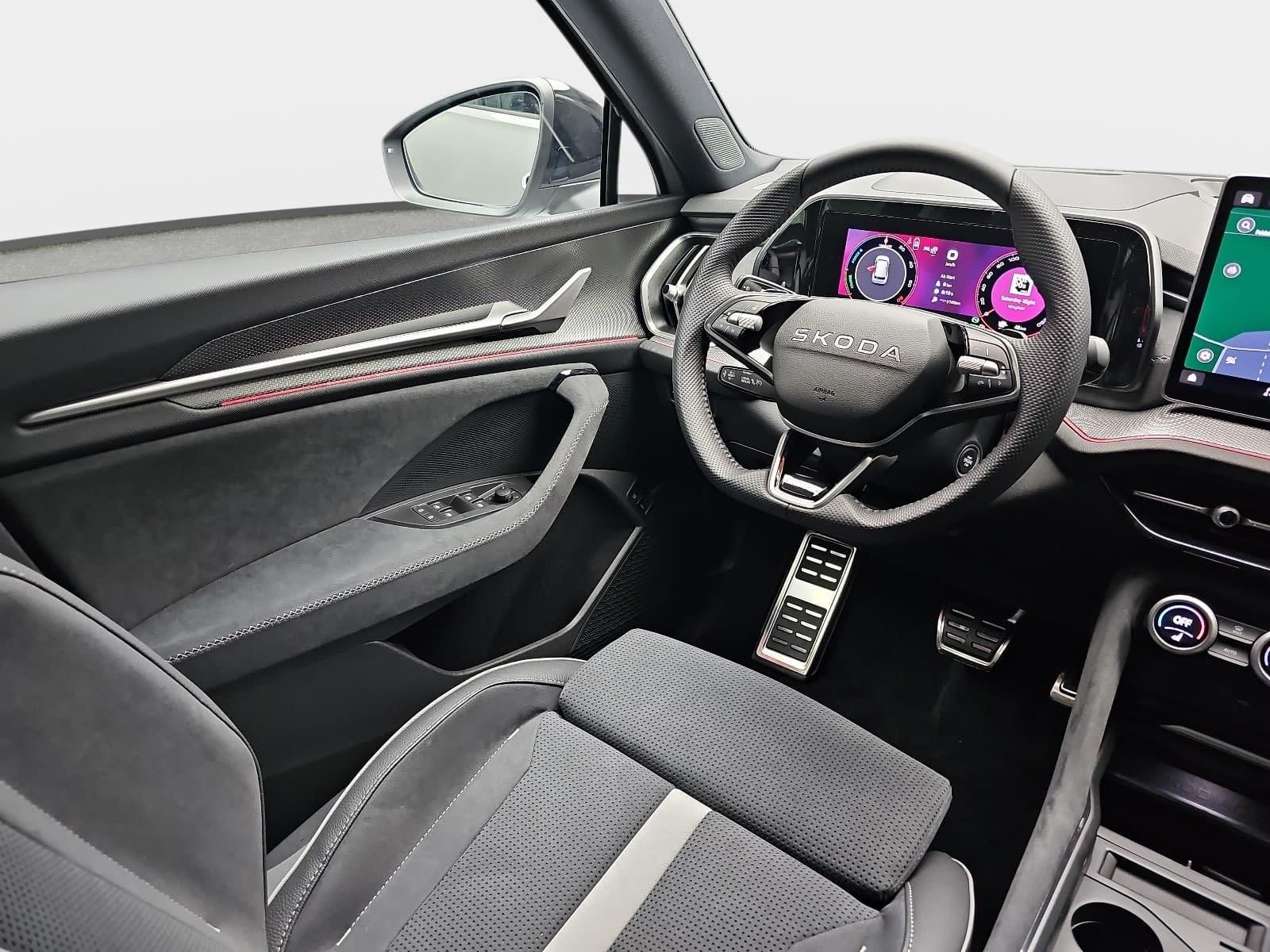 Skoda 1.5 TSI DSG IV PHEV SPORTLINE AHK PANO LM