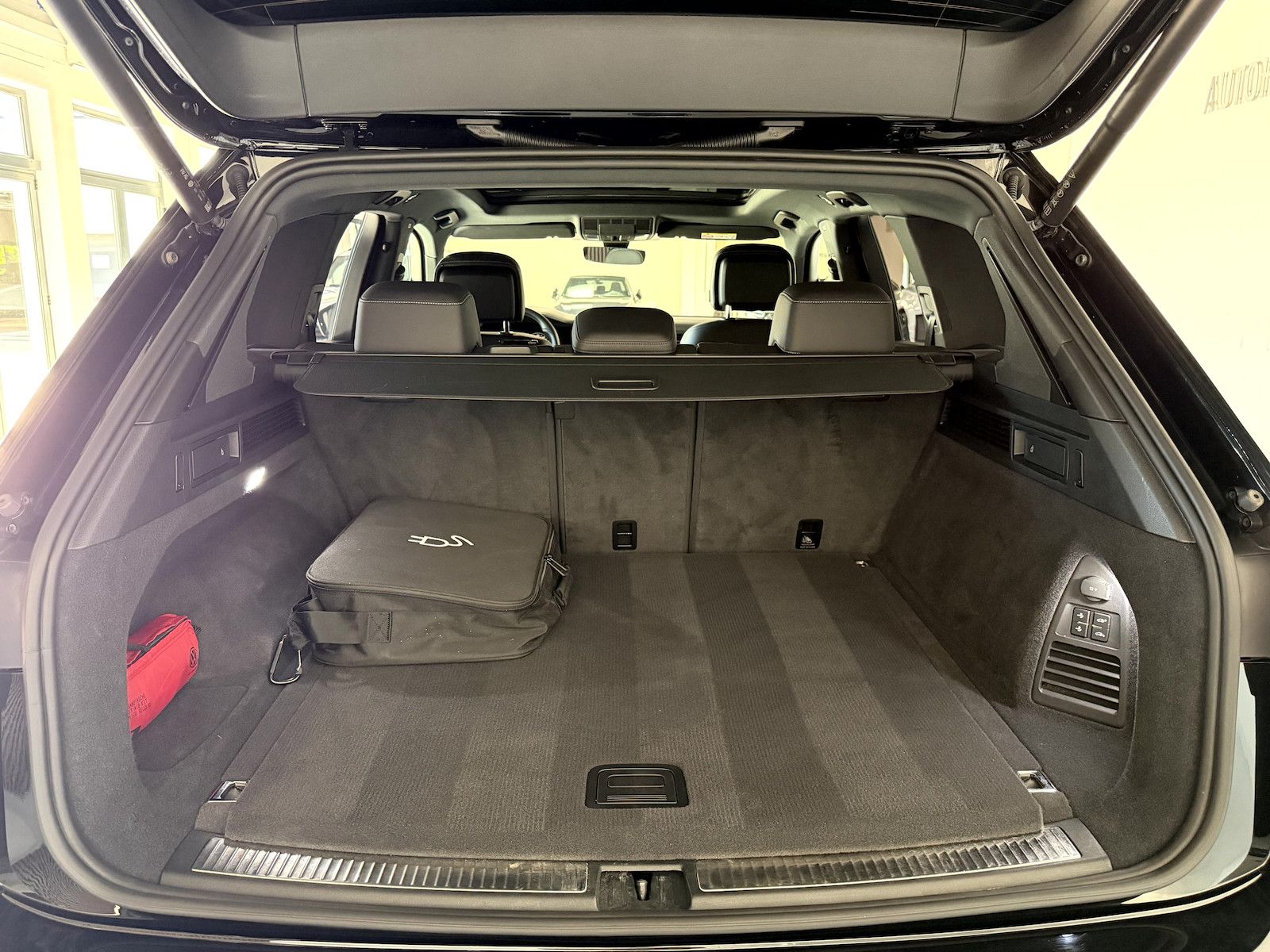 Volkswagen Touareg R 3.0TSI*BlackStyle*Pano*AHK*HUD*Massage