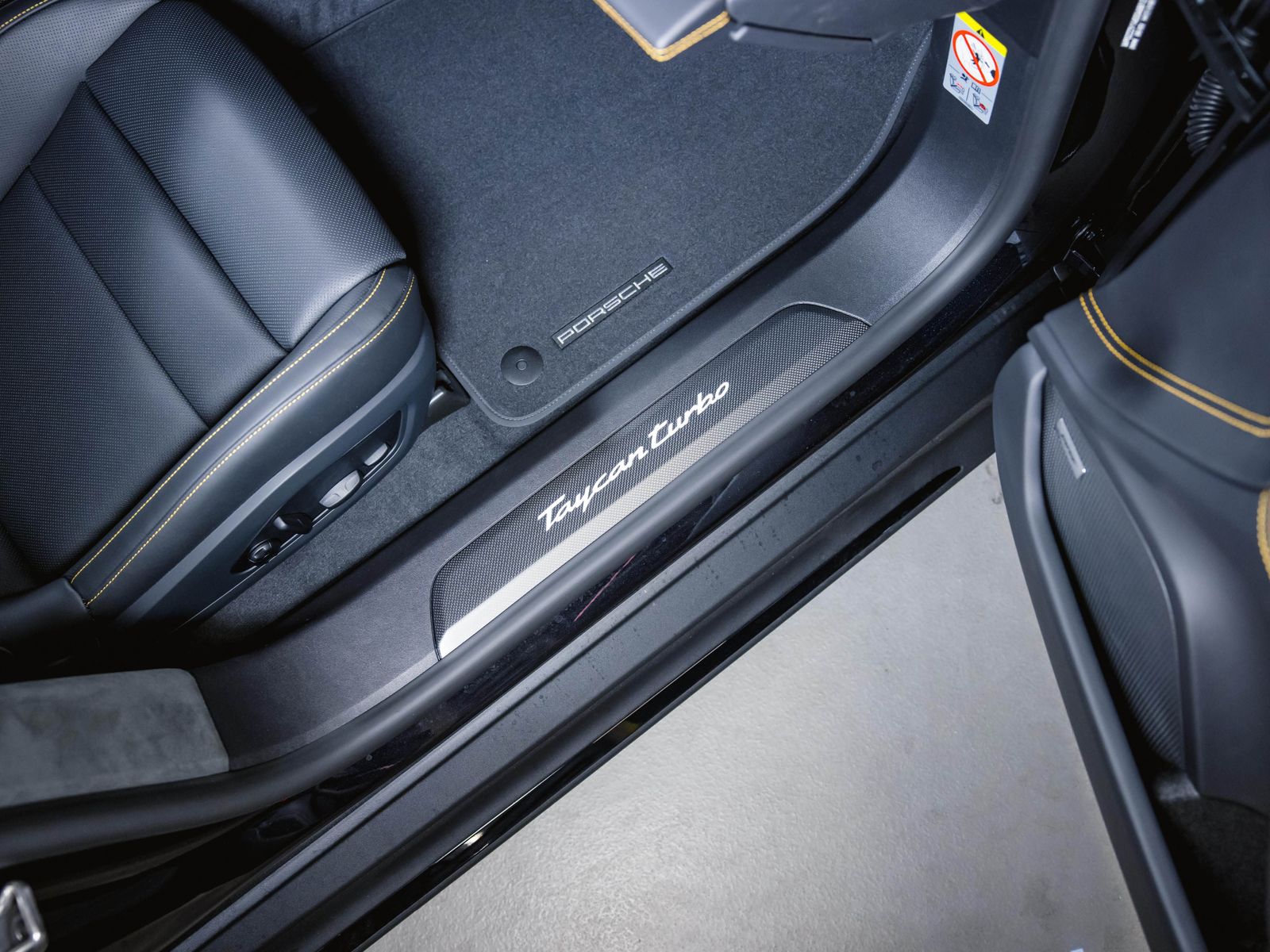 Porsche Taycan Turbo Sport Turismo SportDesign Paket