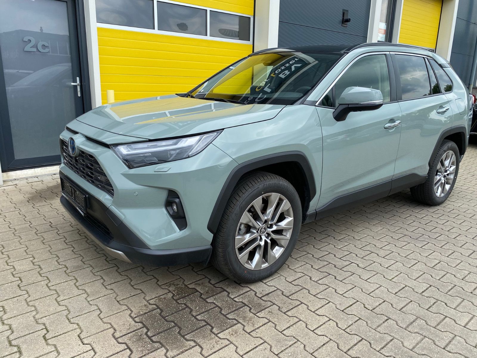 Toyota RAV 4 2.5 Executive Hybrid 4WD - Samsaru's Car Outlet