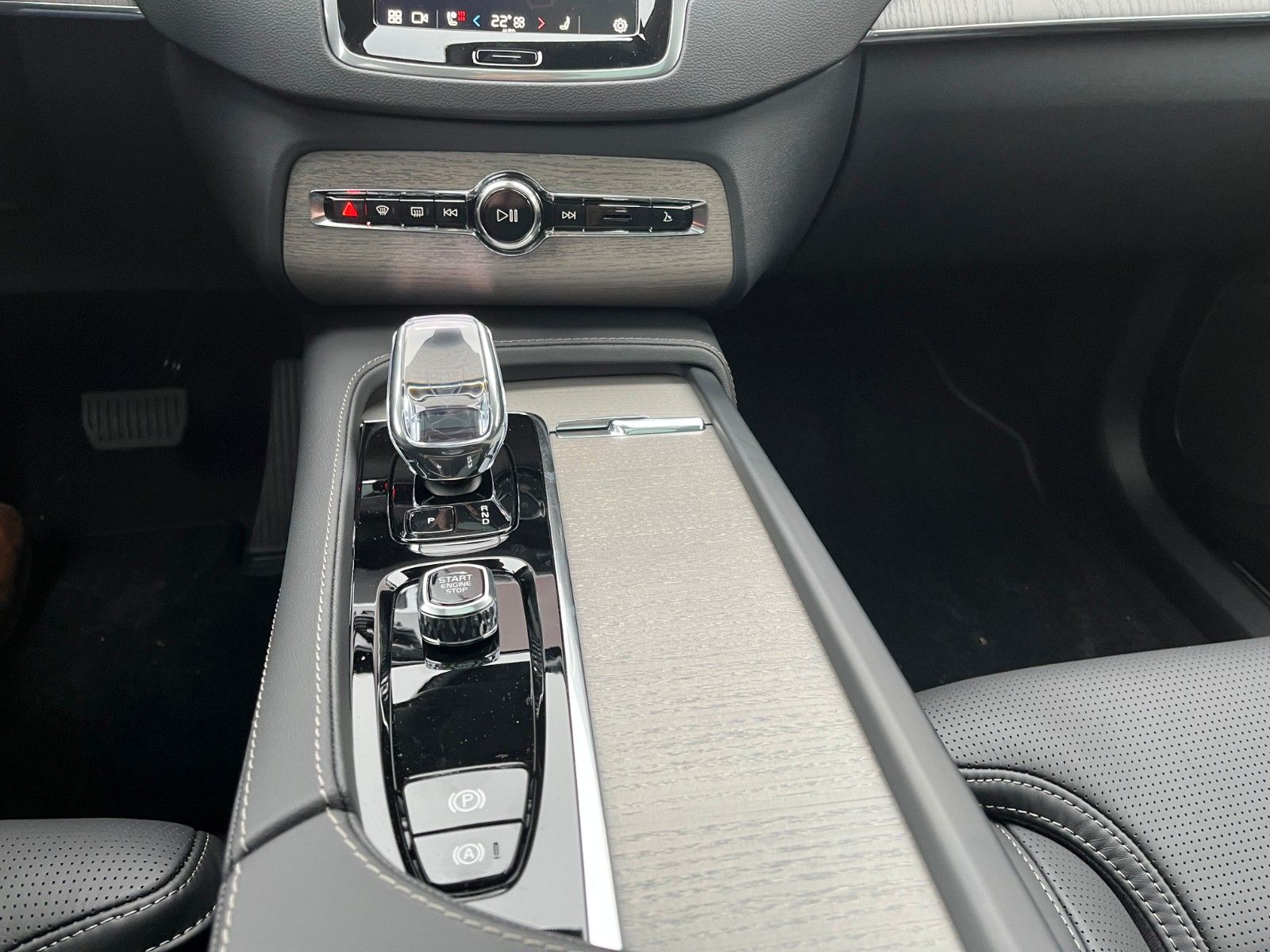 Volvo XC90 T8 Ultra Dark Plug-In AWD - Samsaru's Car Outlet
