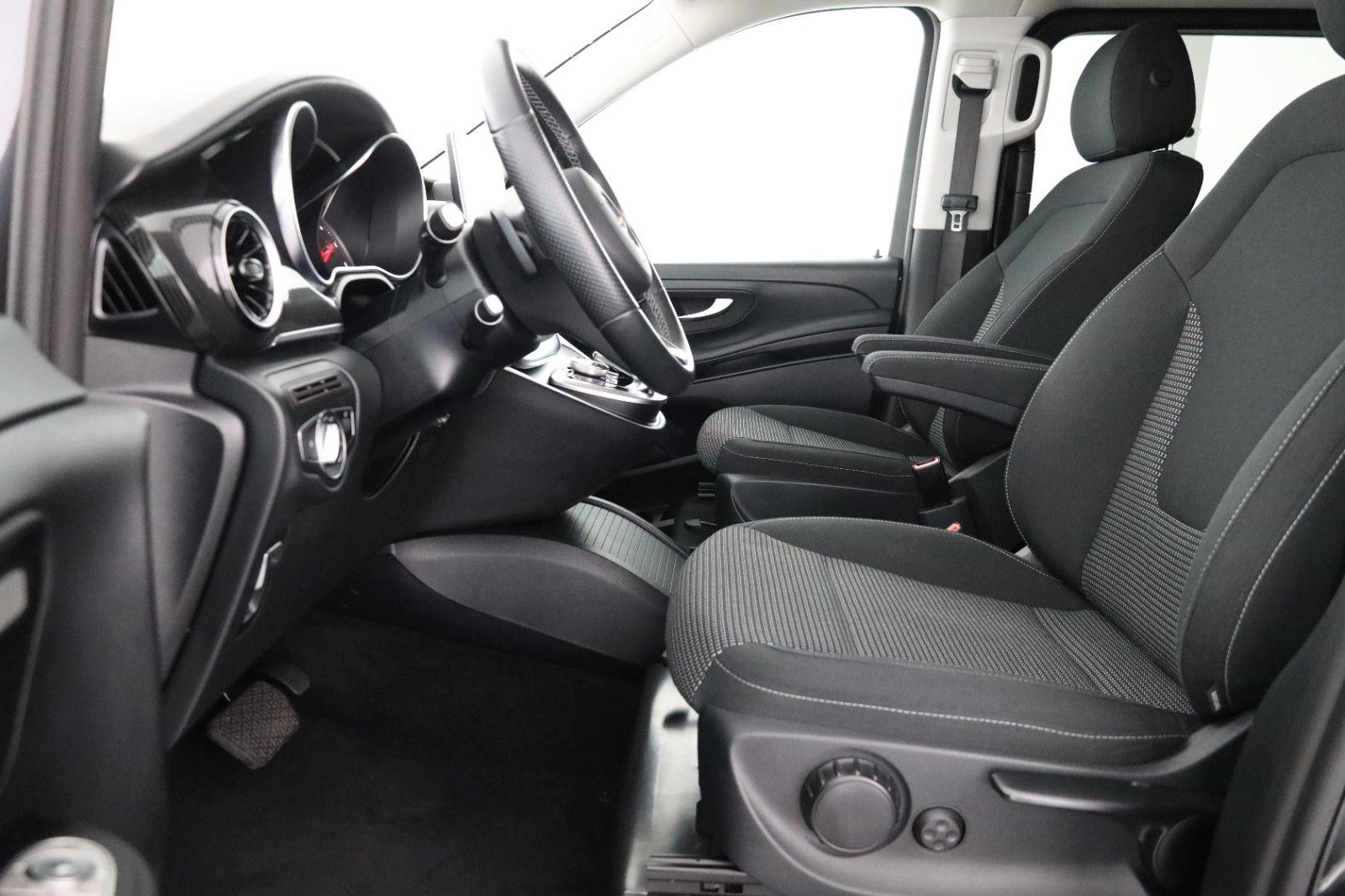 Mercedes-Benz V 220d lang - Samsaru's Car Outlet