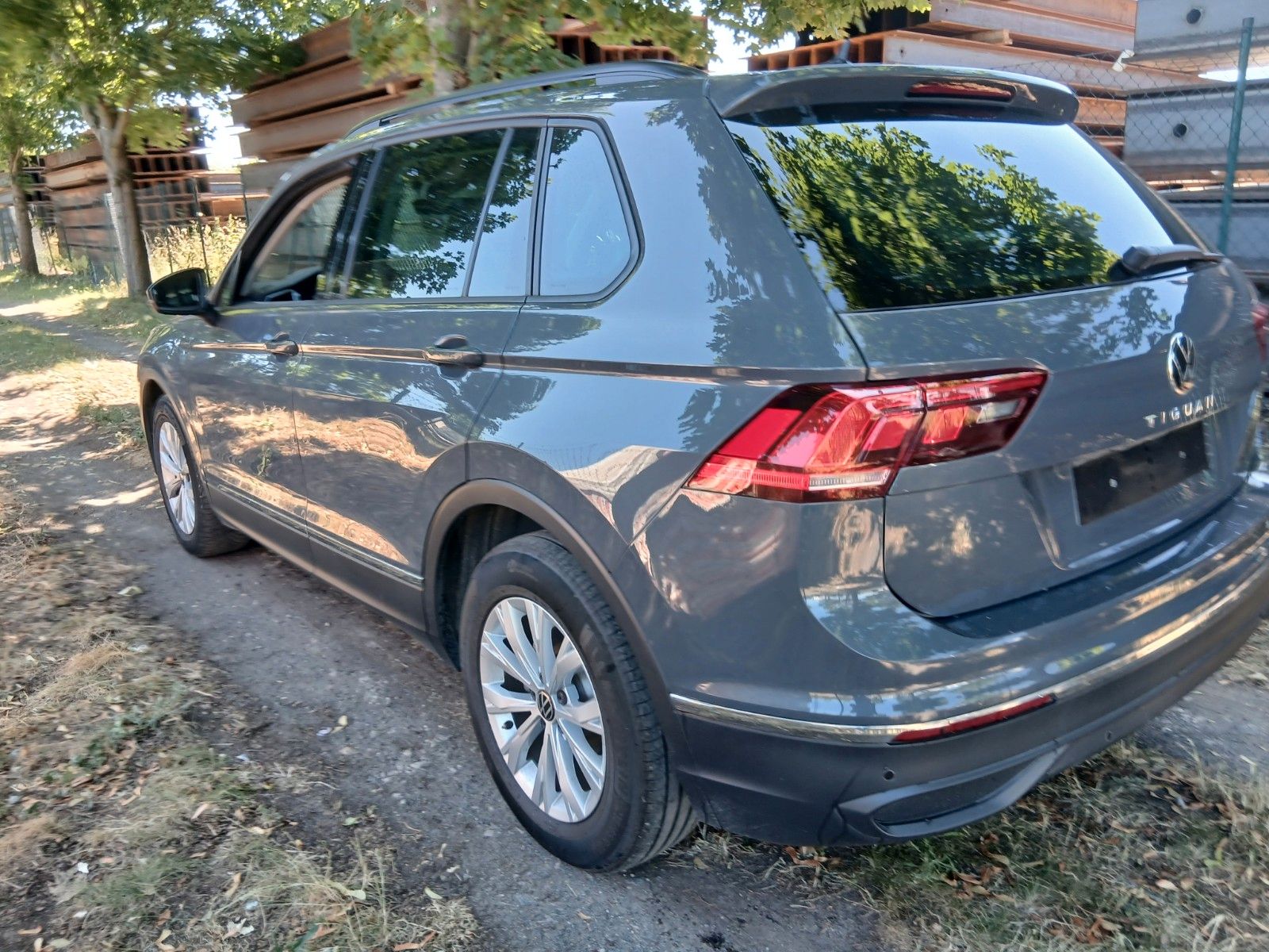 Volkswagen Tiguan Life - Samsaru's Car Outlet