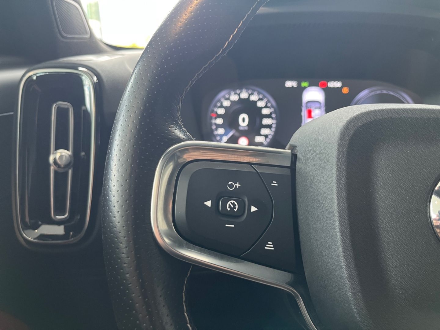 Volvo XC40 T5 Recharge R-Design - Samsaru's Car Outlet