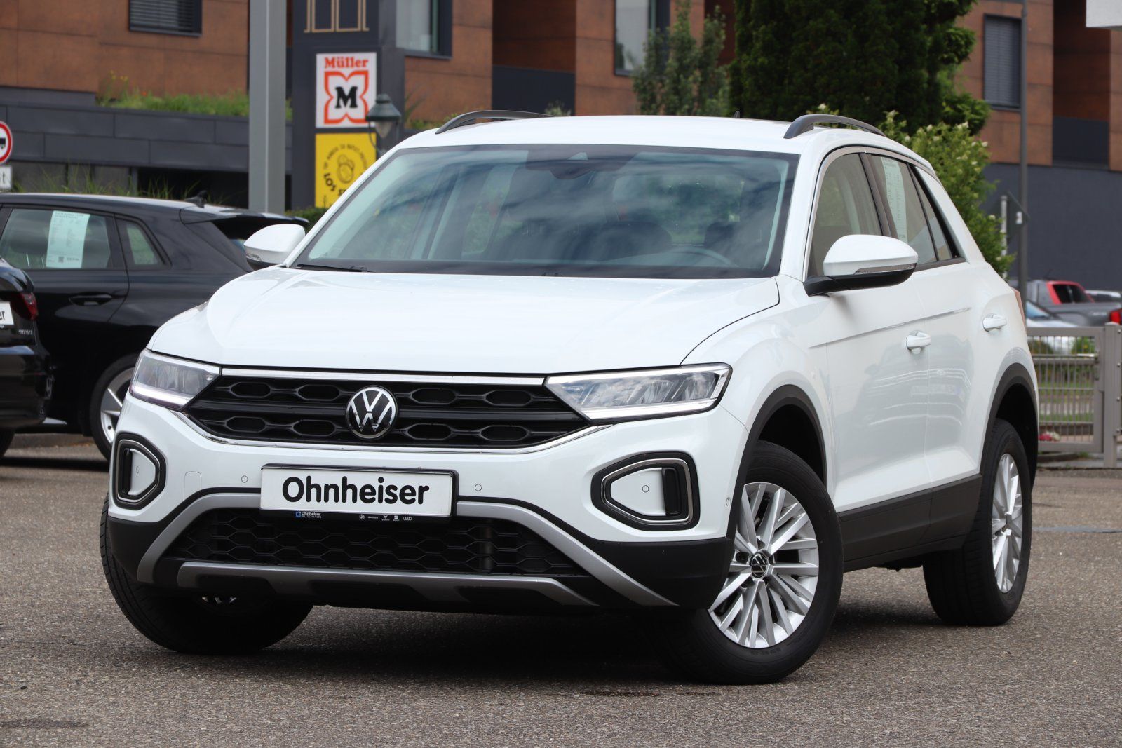 Volkswagen T-Roc 1.5 TSI Life - Samsaru's Car Outlet