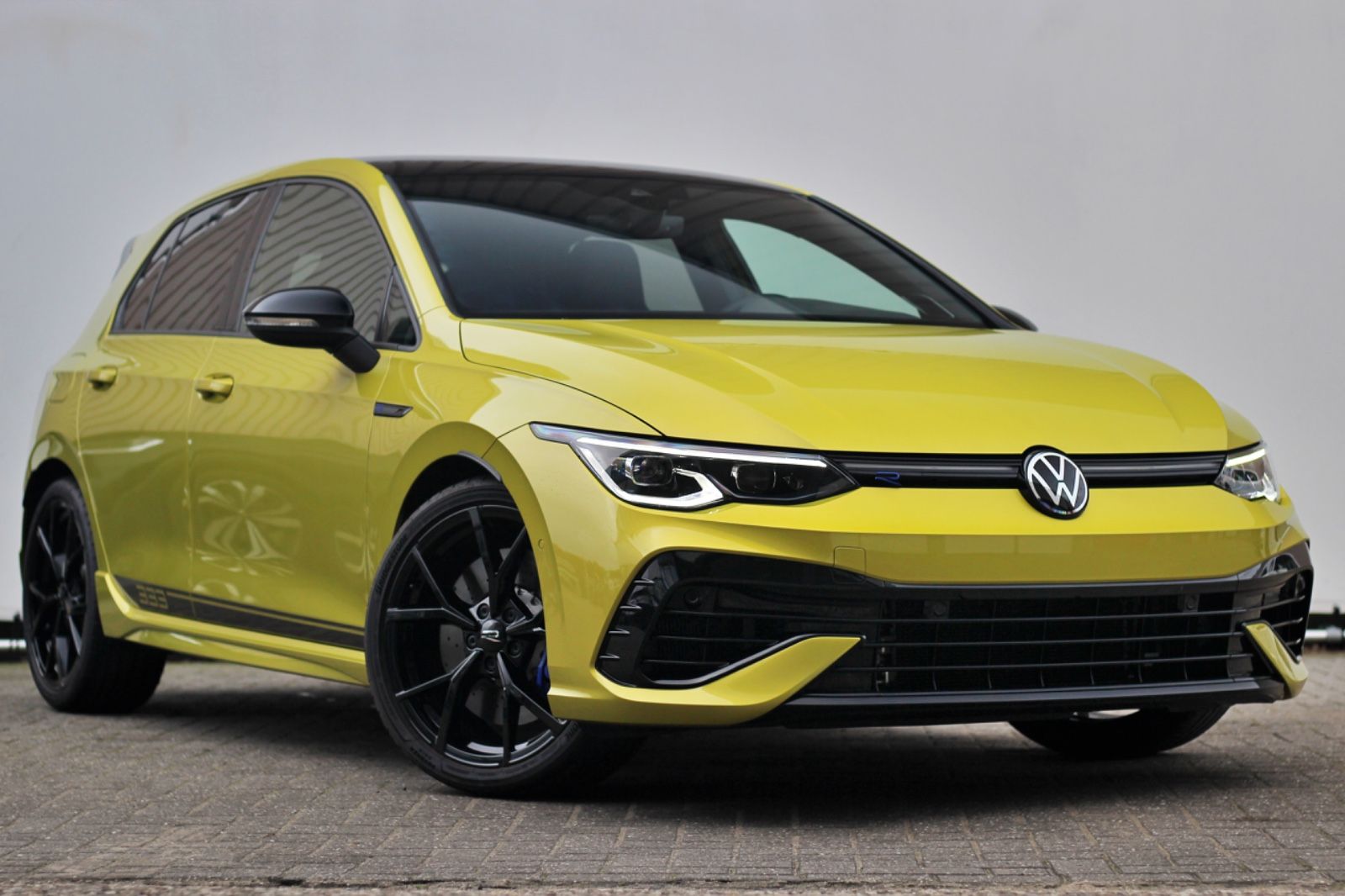 Volkswagen Golf 2.0 TSI R 4Motion - Samsaru's Car Outlet