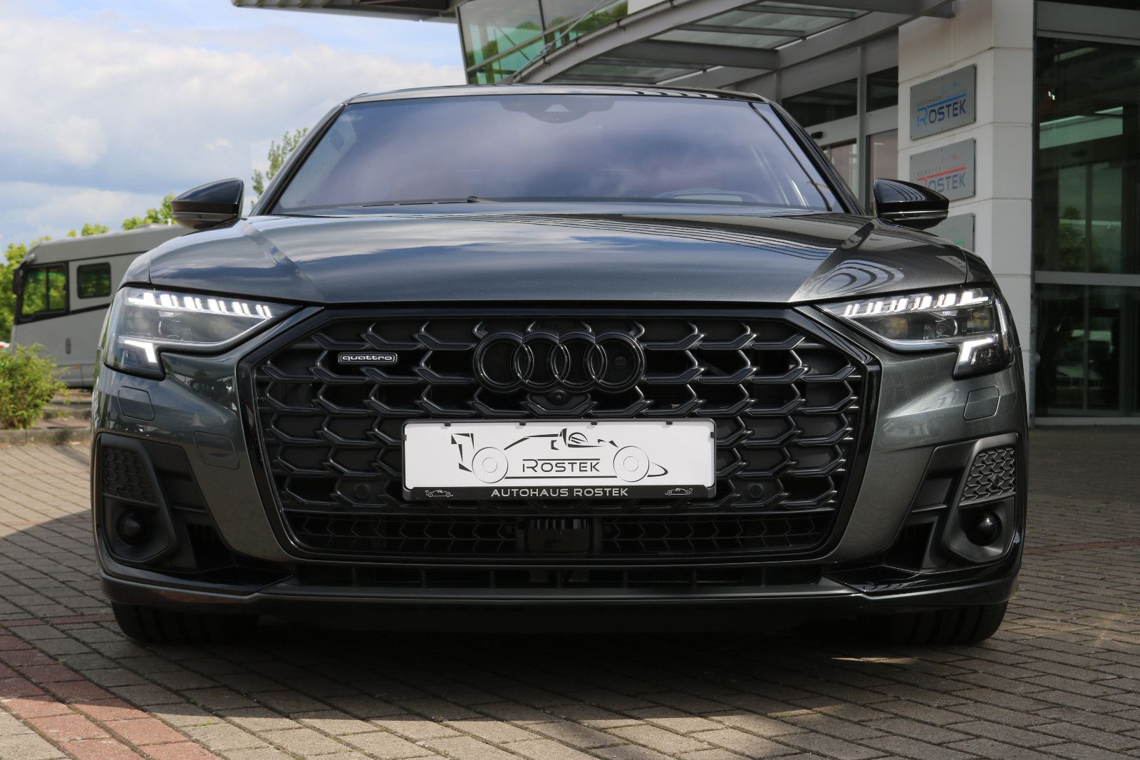 Audi A8 L 60 TFSI e Lang S line - Samsaru's Car Outlet
