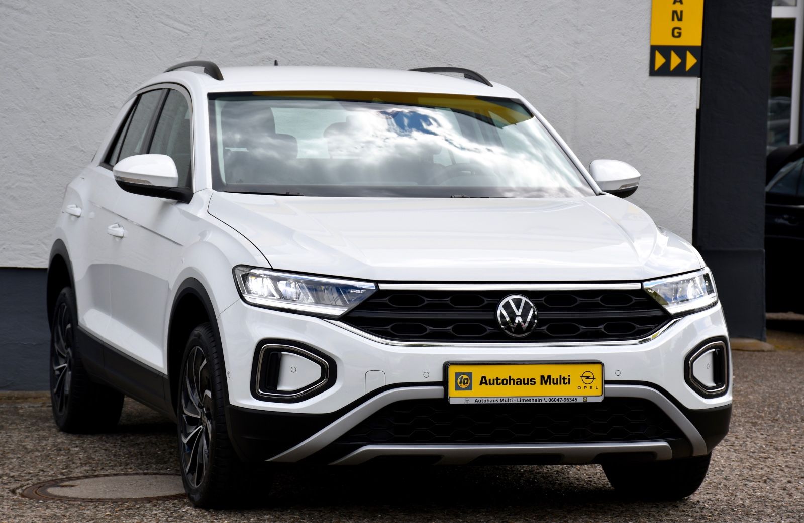 Volkswagen T-Roc Life - Samsaru's Car Outlet