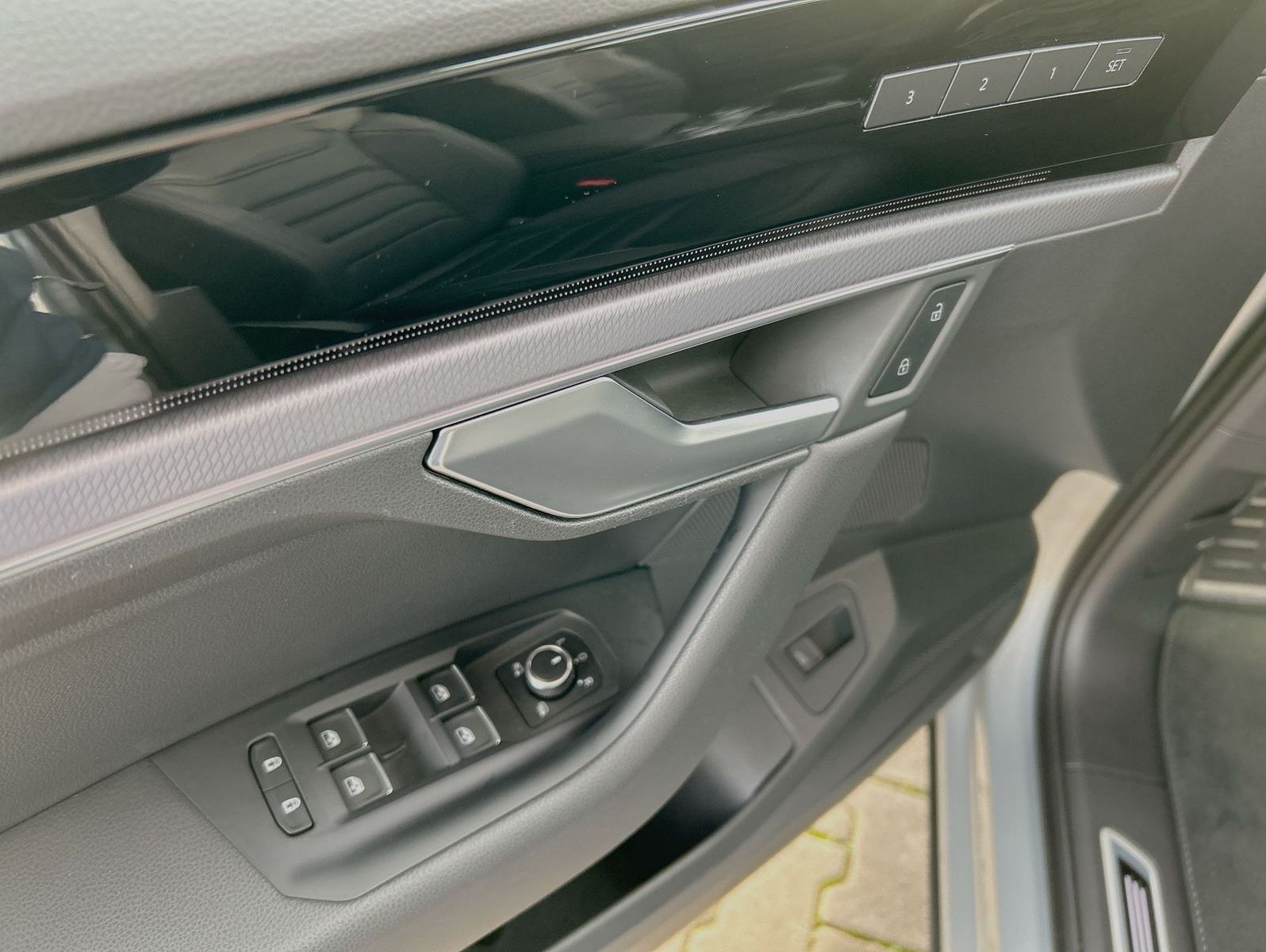 Volkswagen Touareg 3.0 TDI 4Motion R-Line - Samsaru's Car Outlet