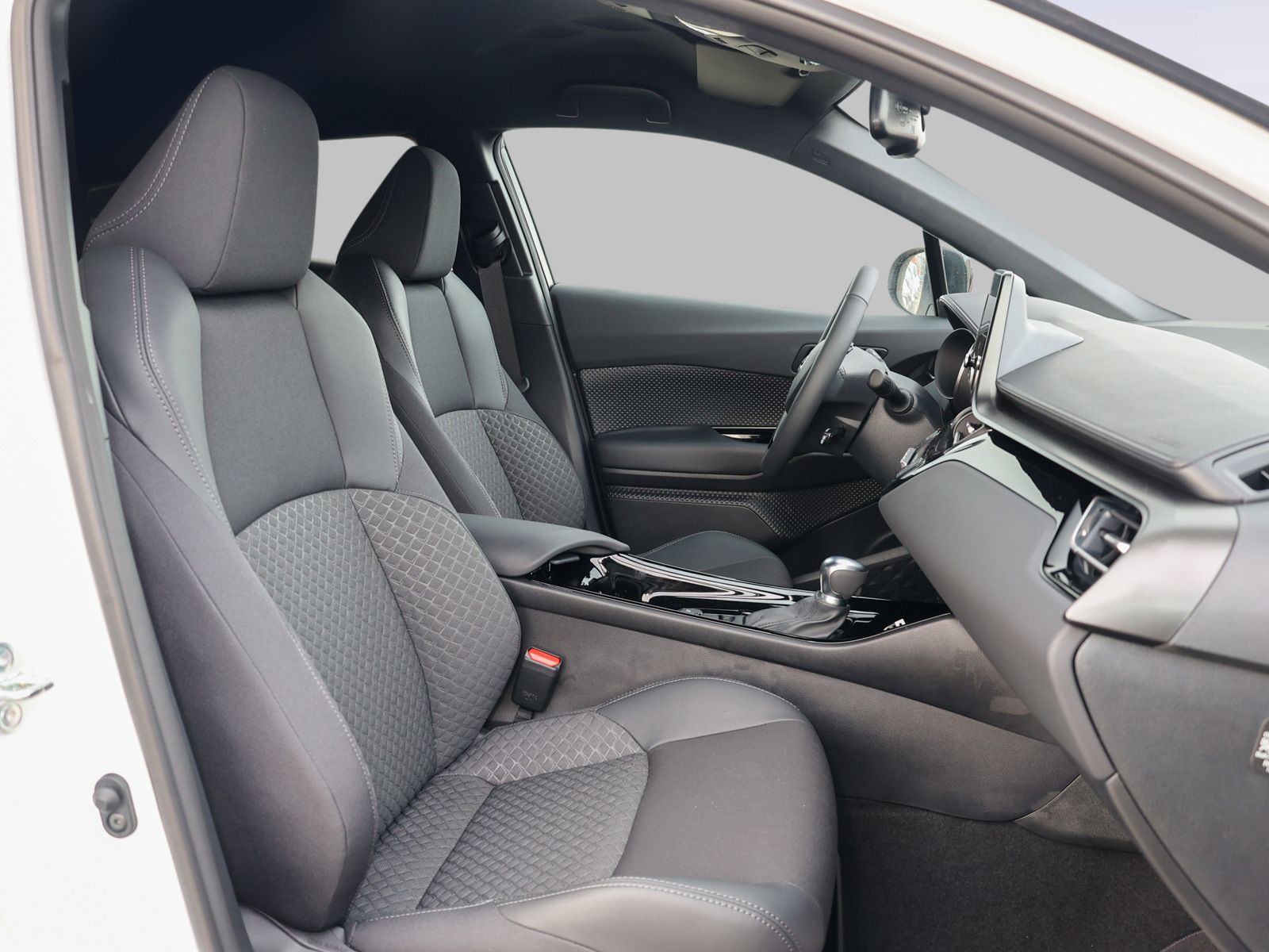 Toyota C-HR 2.0 Hybrid - Samsaru's Car Outlet