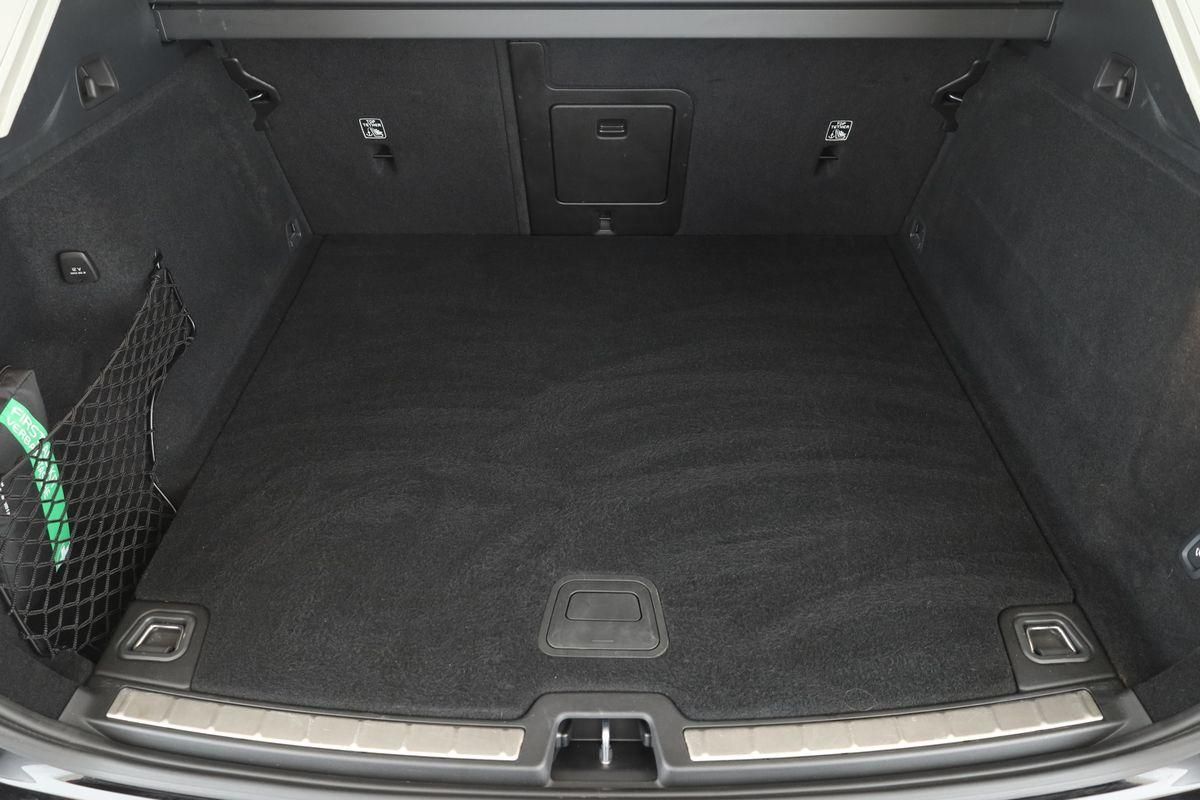 Volvo XC60 B4 AWD Plus Dark LED Pano ACC Kam 21" AHK