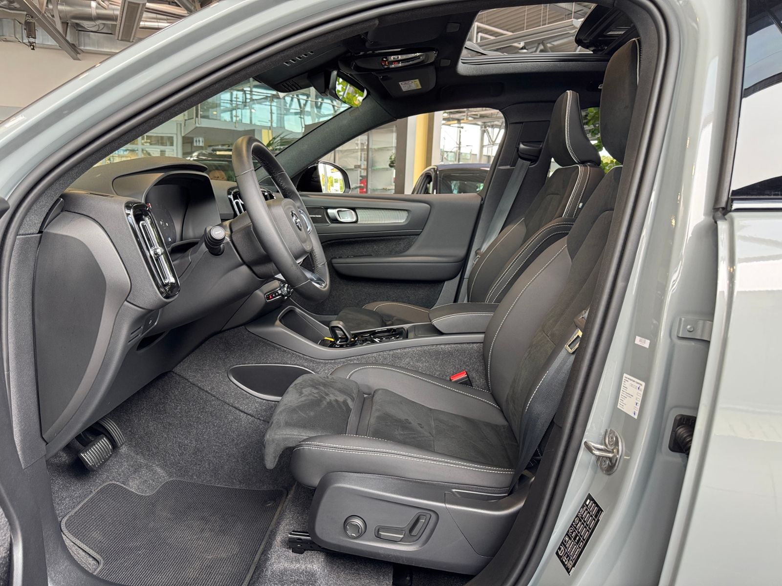 Volvo XC40 Plus Dark 2WD NAVI LED AHK PANO