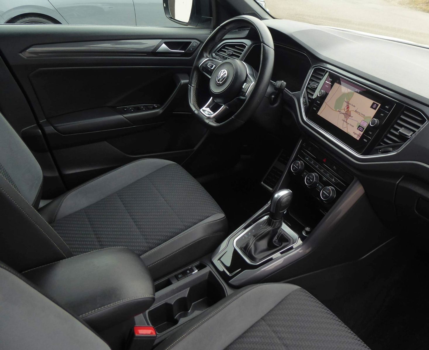 Volkswagen T-Roc Sport R-LINE - Samsaru's Car Outlet