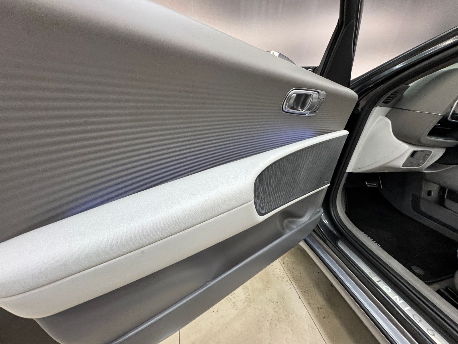 Hyundai IONIQ 6 77,4kWh 325ps 4WD Uniq PANO & DIGI NON
