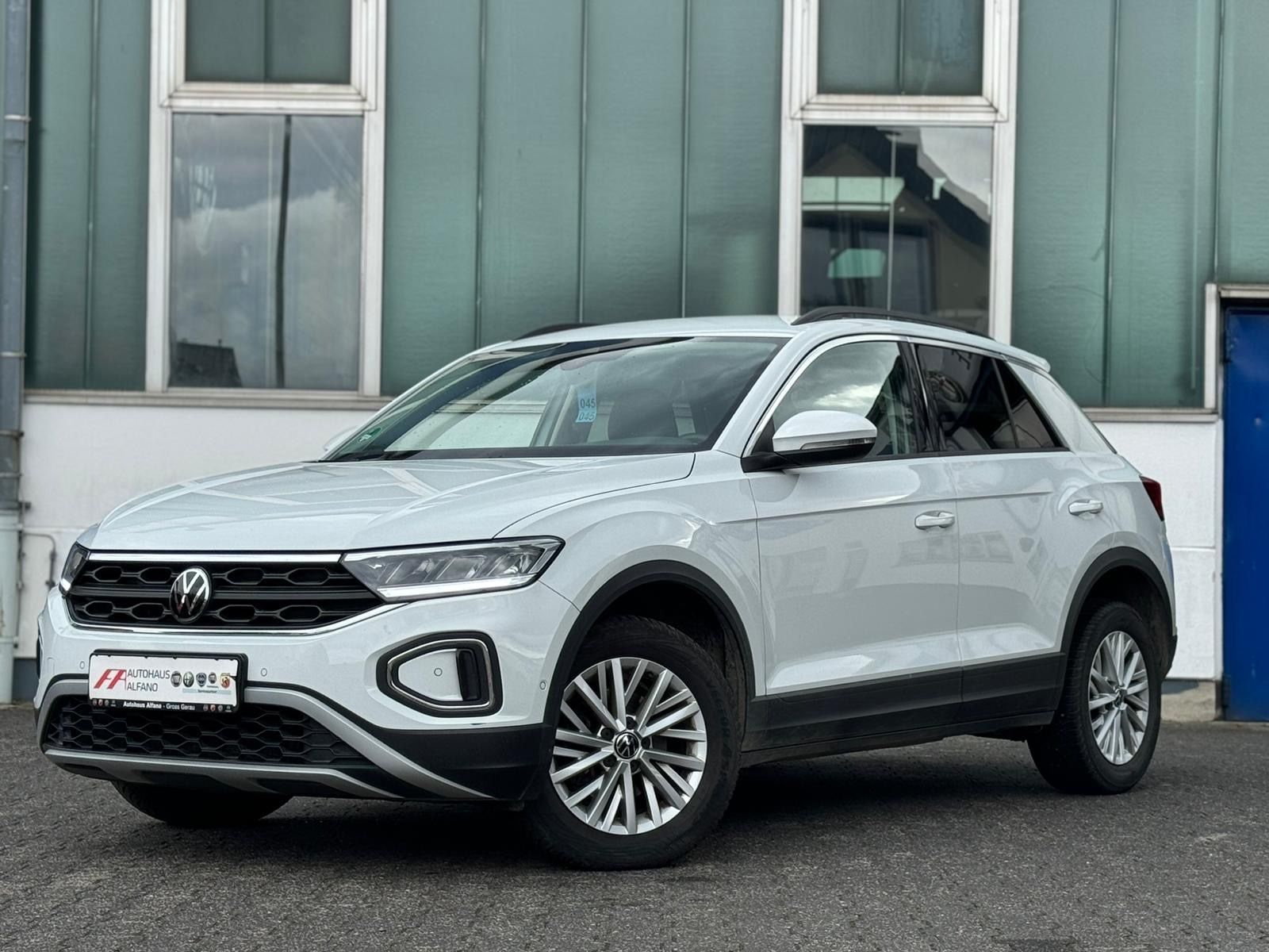 Volkswagen T-Roc Life - Samsaru's Car Outlet