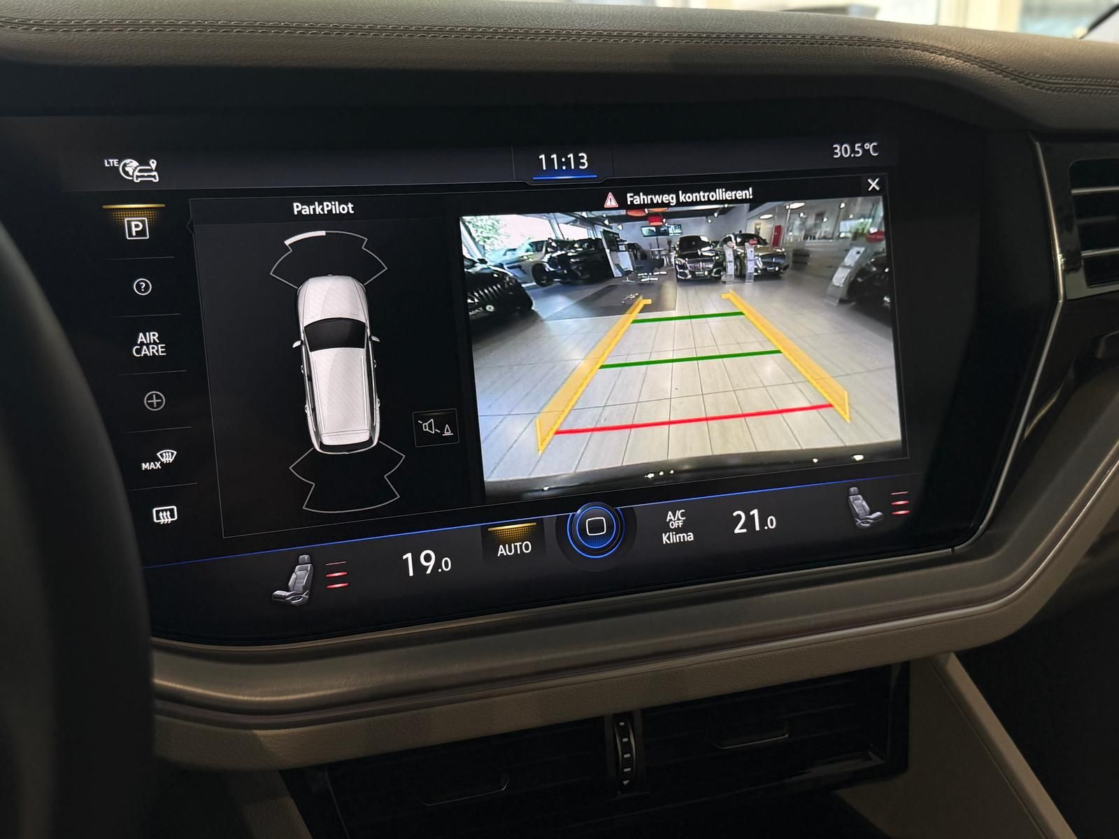 Volkswagen Touareg Elegance 4Motion eHybrid - Samsaru's Car Outlet