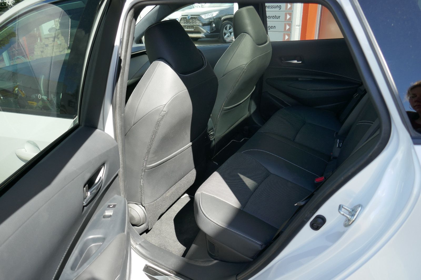 Toyota Corolla 2.0 Hybrid Lounge - Samsaru's Car Outlet