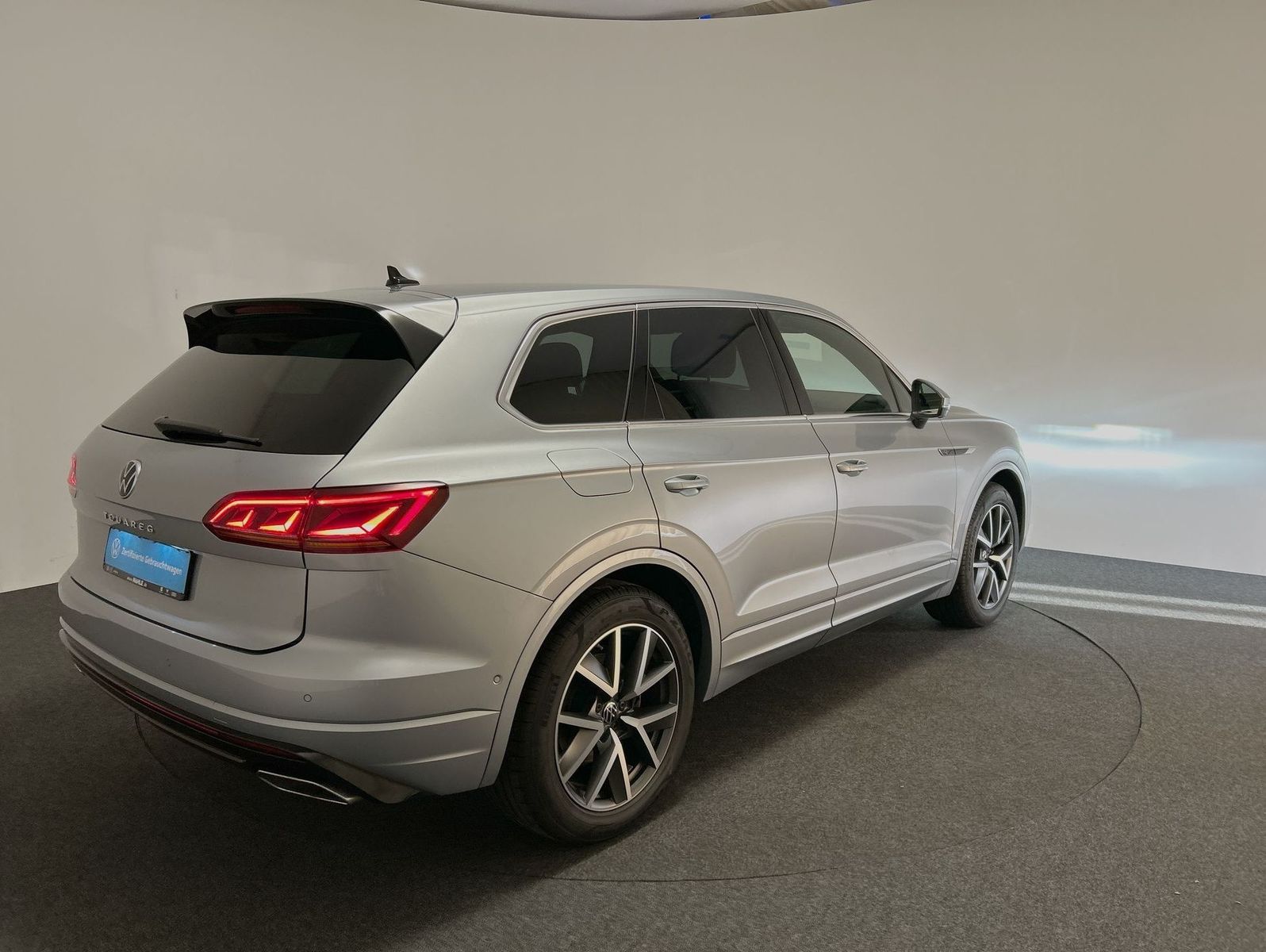 Volkswagen Touareg 3.0 TDI 4Motion R-Line - Samsaru's Car Outlet