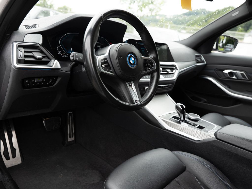 BMW 330e Touring M-Sportpaket - Samsaru's Car Outlet