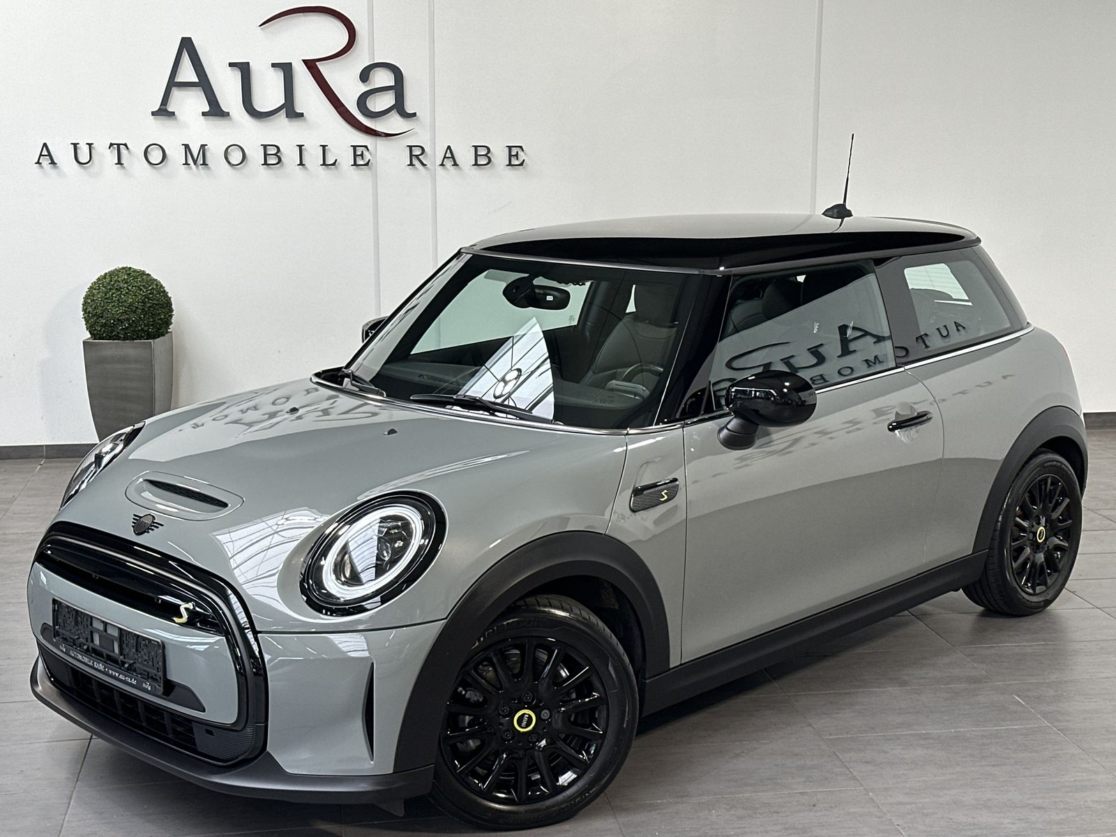 MINI Cooper SE Classic Trim Black - Samsaru's Car Outlet