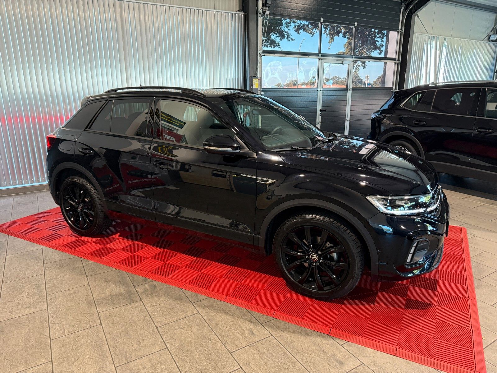 Volkswagen T-Roc R-Line - Samsaru's Car Outlet