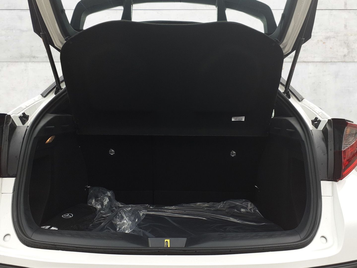 Toyota C-HR 1.8-l-Hybrid Flow - Samsaru's Car Outlet