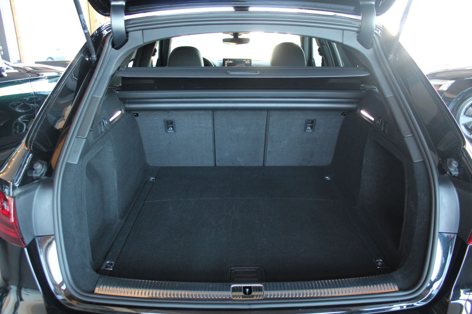 Audi A4 Avant 40 TDI quattro S line - Samsaru's Car Outlet