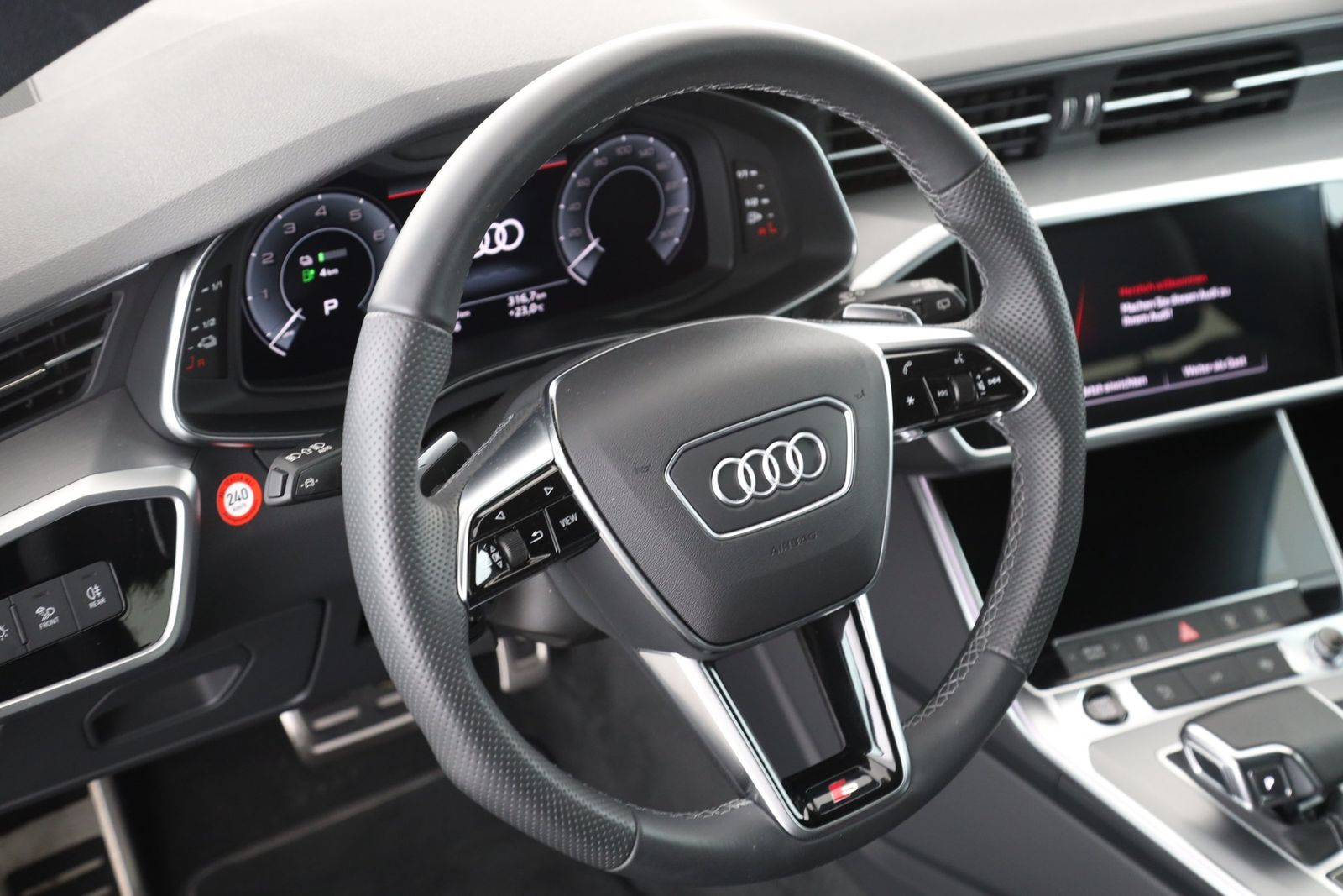 Audi A6 Avant 55 TFSI e quattro S line AHK
