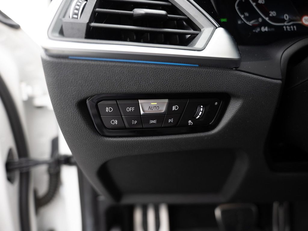BMW 330e Touring xDrive M-Sport PANO AHK HUD LASER