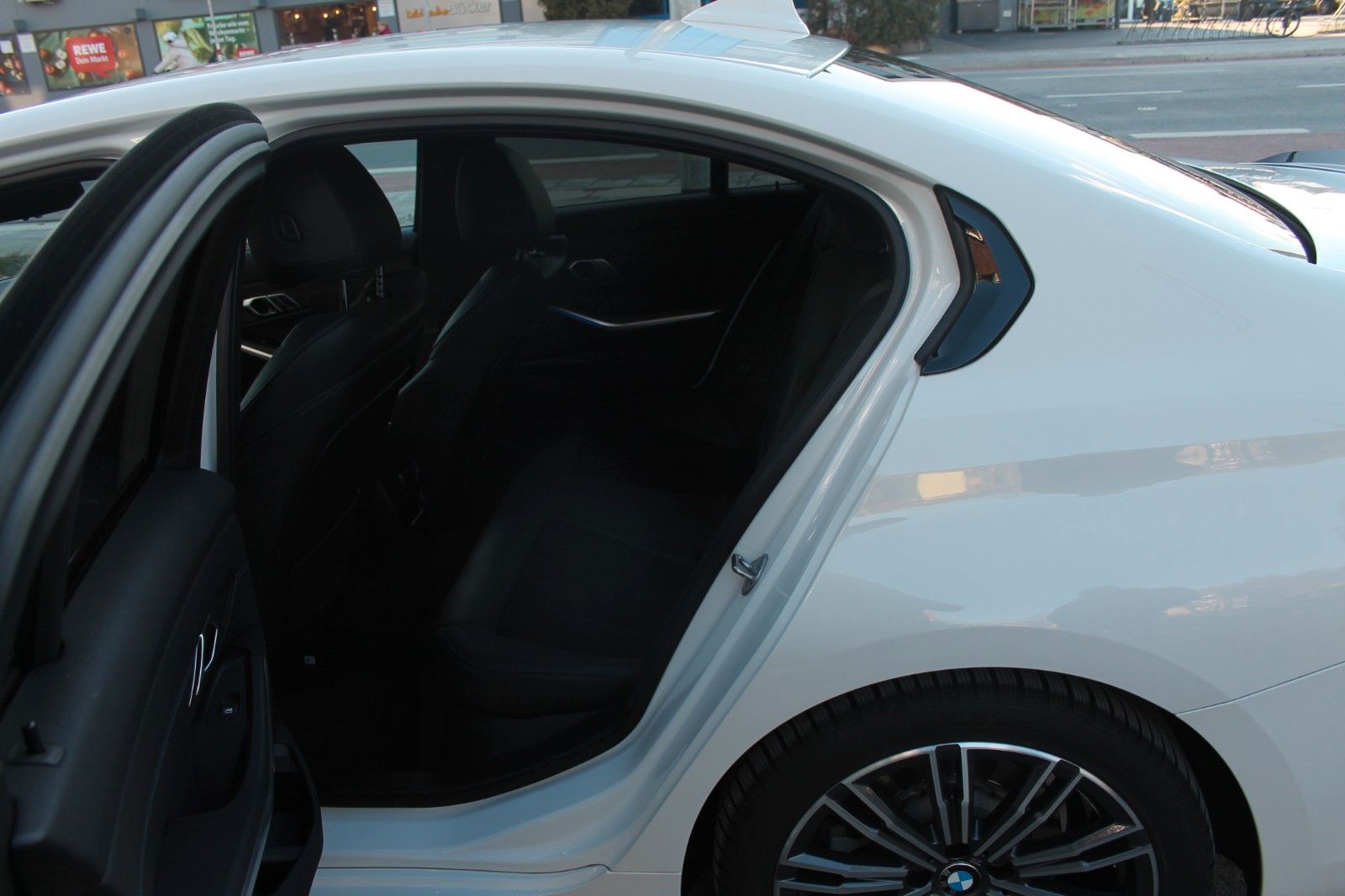 BMW 320 d xDrive M Sport - Samsaru's Car Outlet