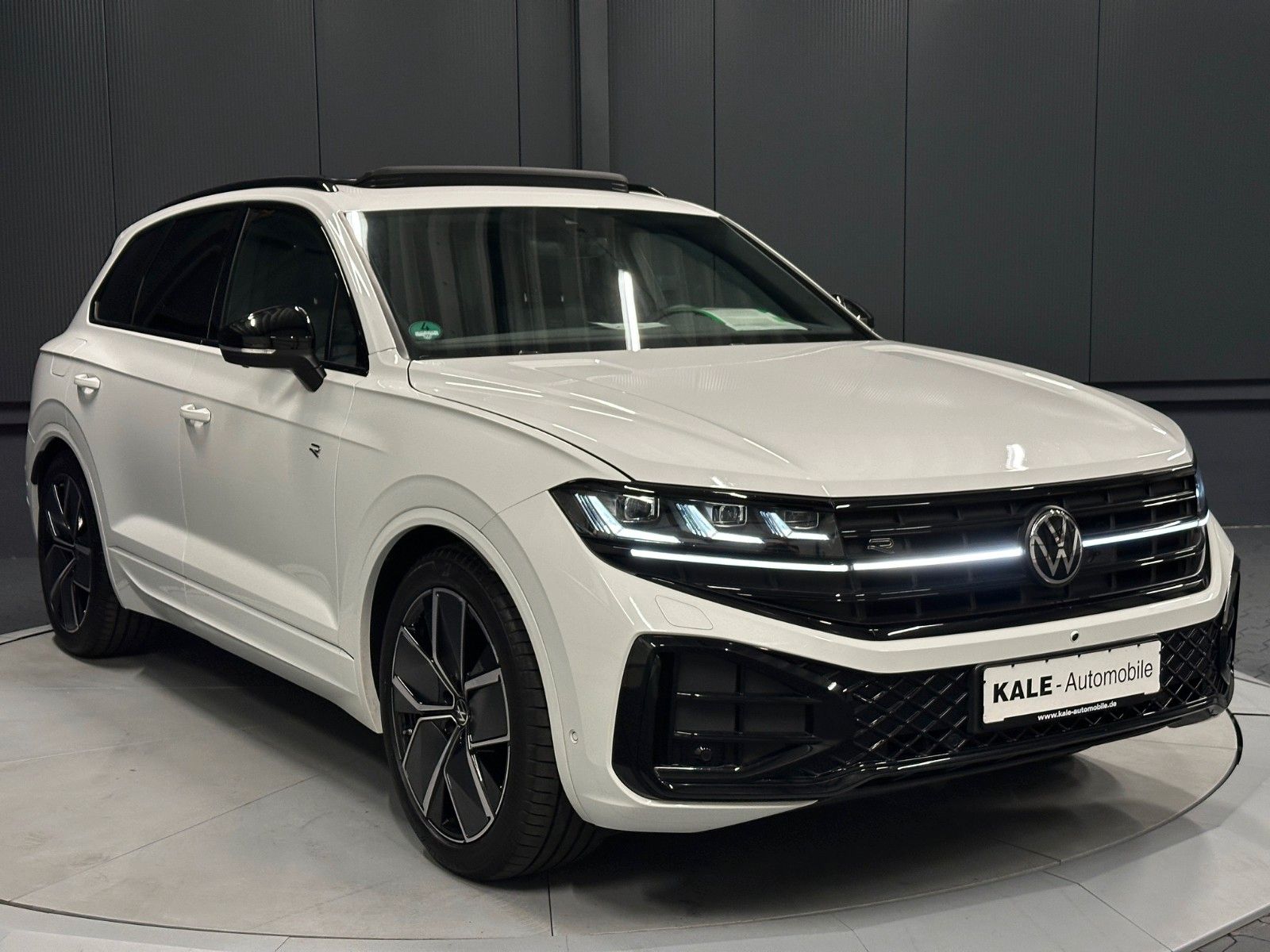 Volkswagen Touareg V6 TDI 4Motion R-Line Black - Samsaru's Car Outlet