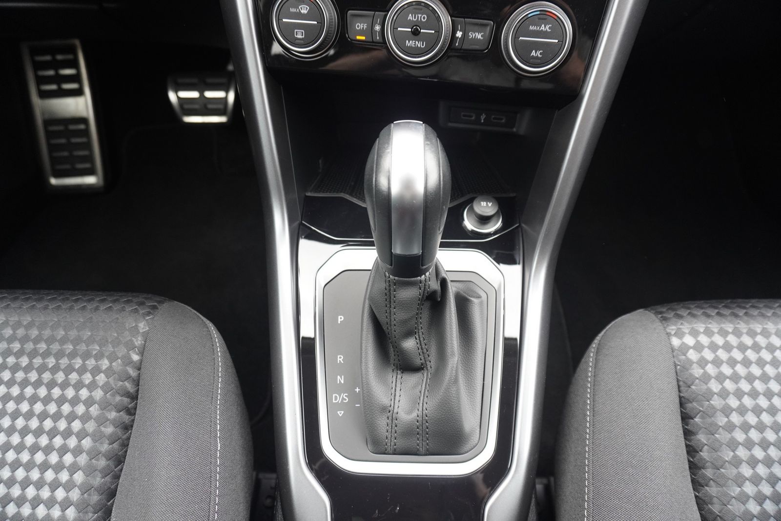 Volkswagen T-Roc 1.5 TSI Active - Samsaru's Car Outlet