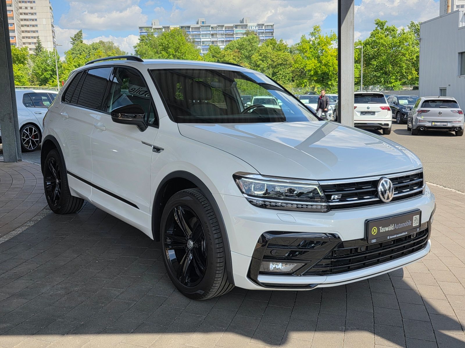 Volkswagen Tiguan 2.0 TSI DSG 4M R-Line - Samsaru's Car Outlet