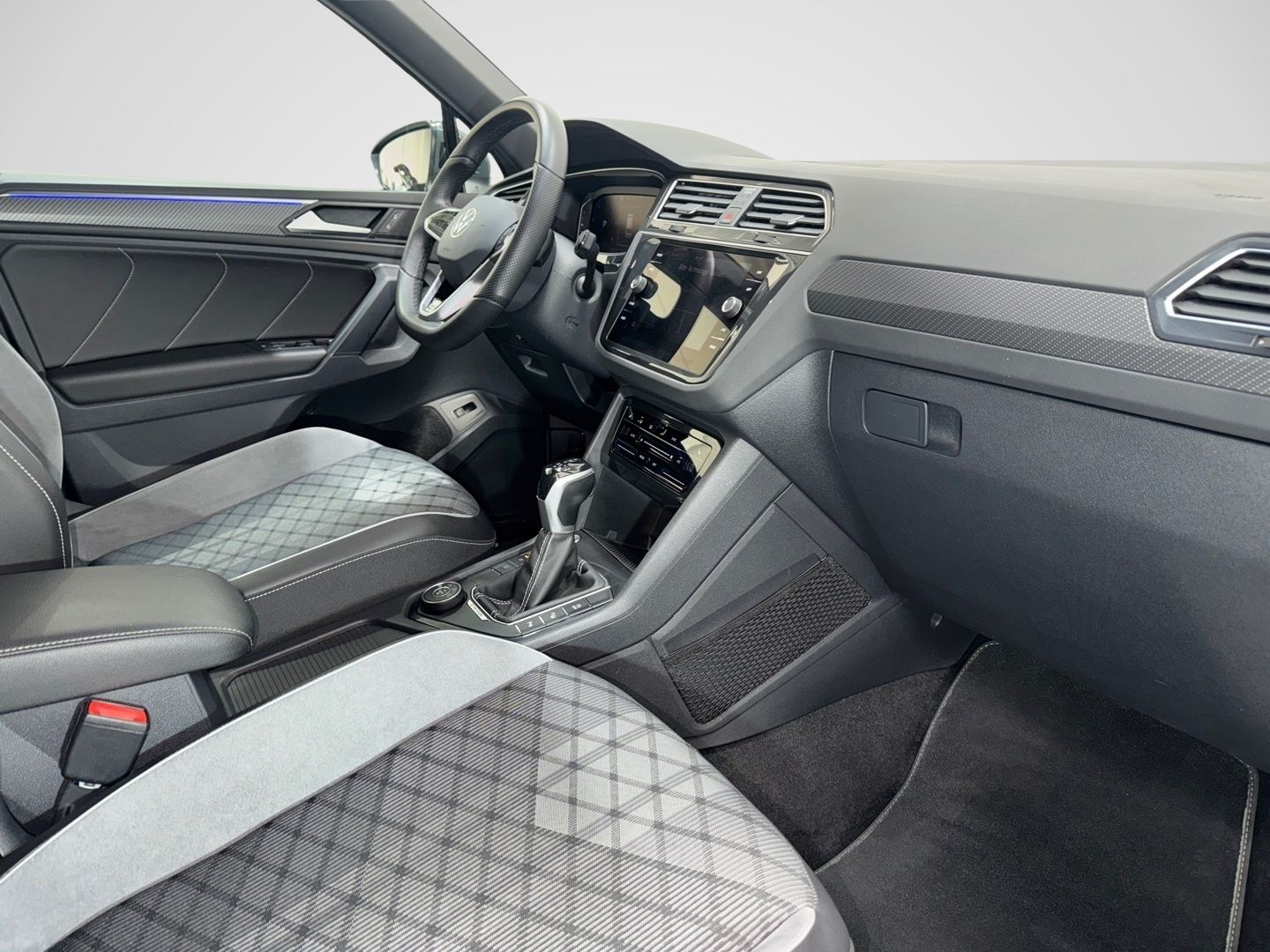 Volkswagen Tiguan 2.0 TDI 4M DSG R LINE PANO AHK MATRIX CAM