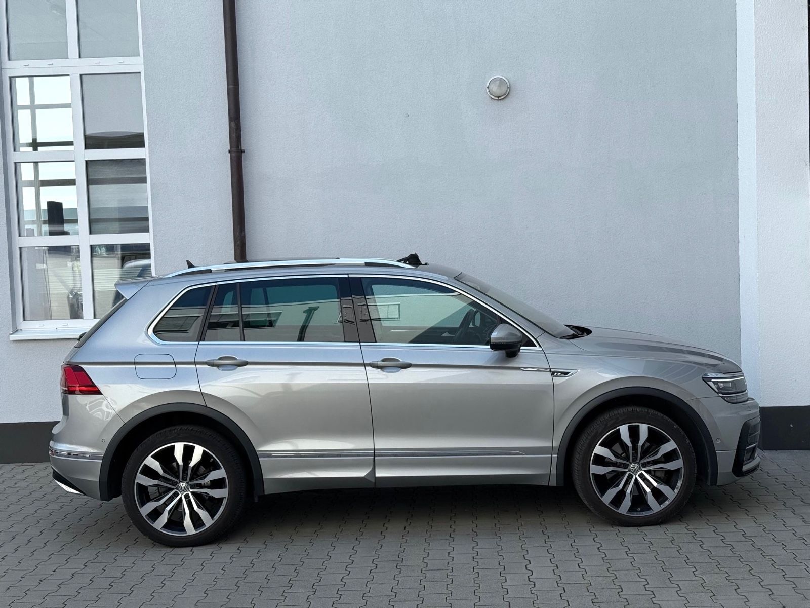 Volkswagen Tiguan Highline 4Motion - Samsaru's Car Outlet