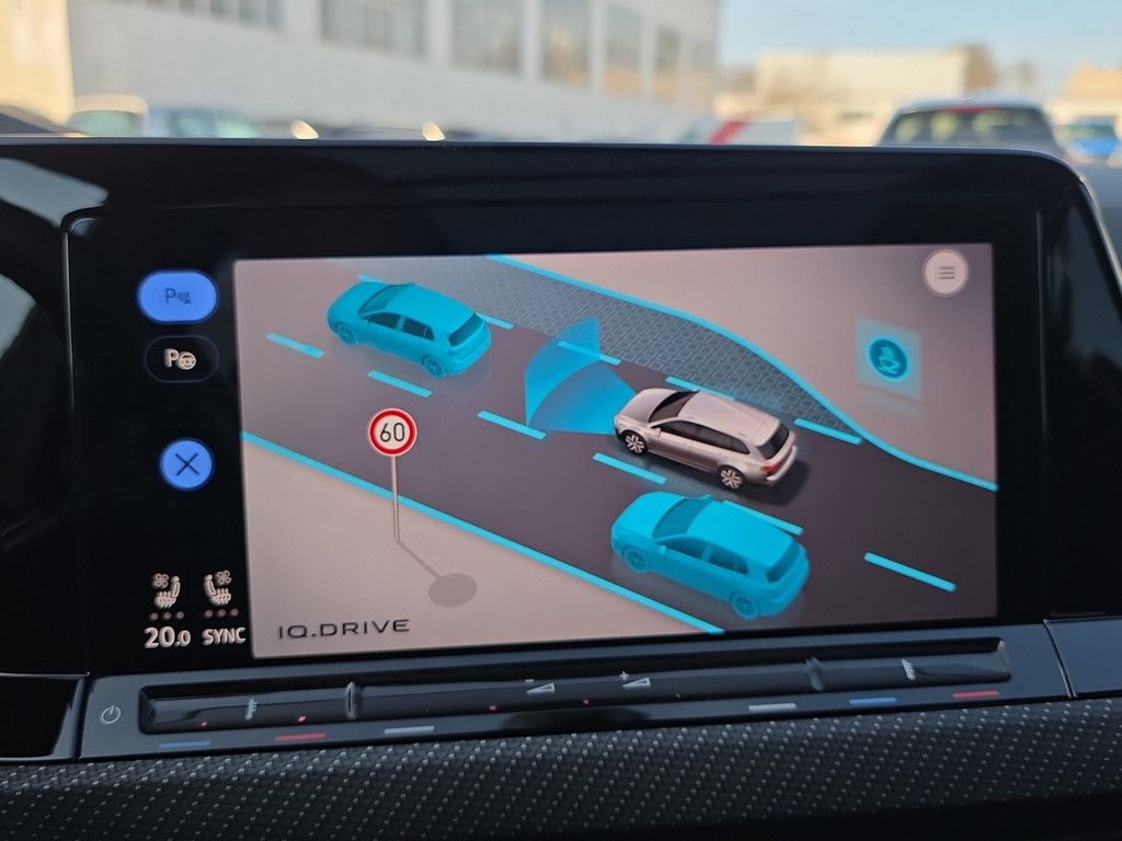 Volkswagen Golf VIII R Variant 2.0 TSI 4Motion HUD AHK PANO