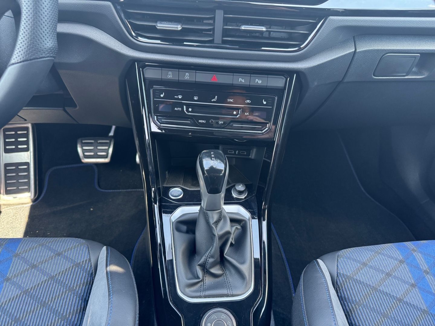 Volkswagen T-Roc R 2.0 TSI 4M - Samsaru's Car Outlet