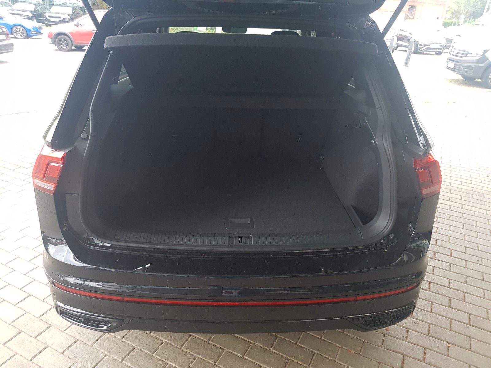 Volkswagen Tiguan 2.0 TDI SCR 4MOTION R-Line - Samsaru's Car Outlet