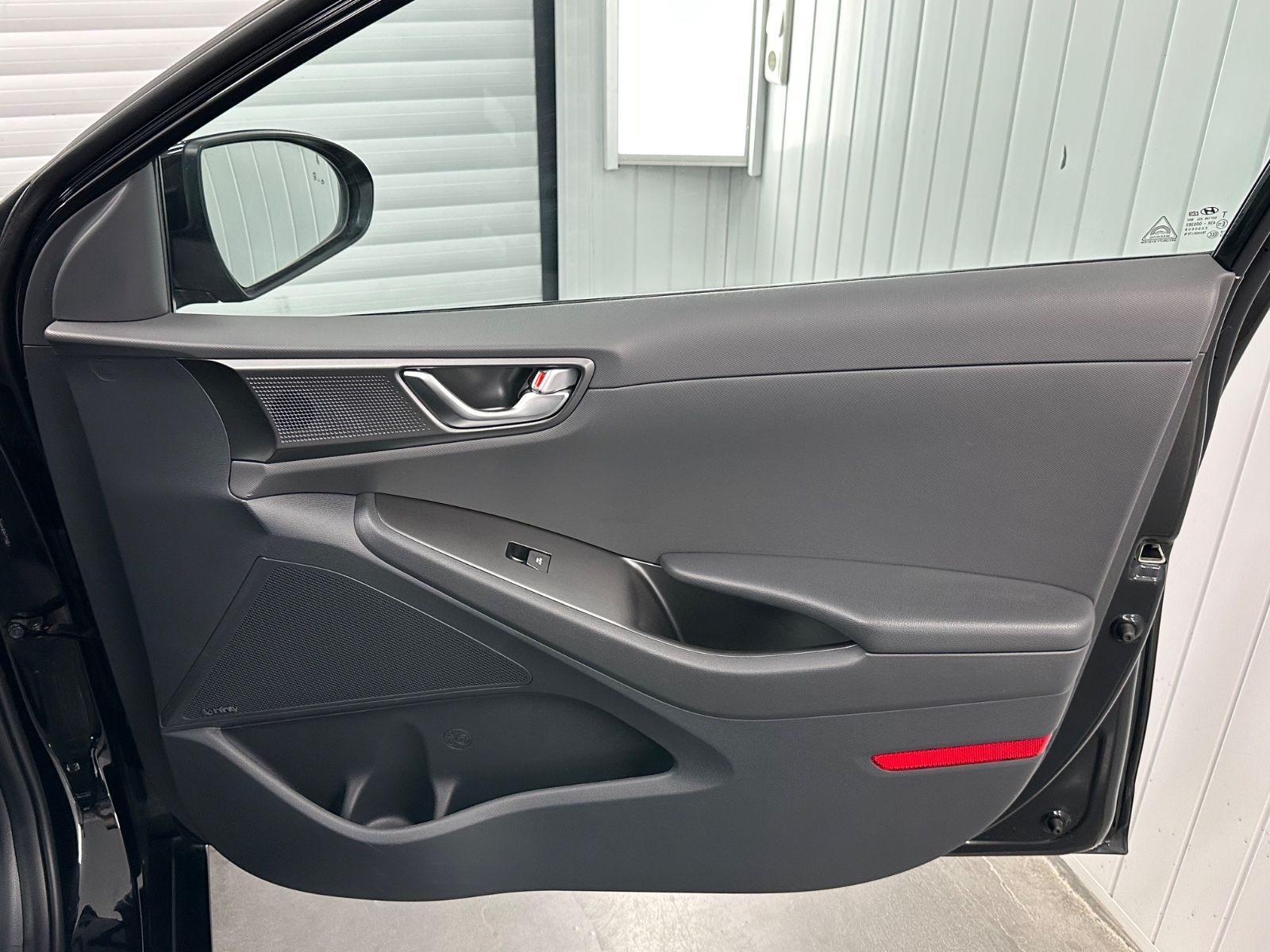 Hyundai IONIQ Prime Plug-In Hybrid - Samsaru's Car Outlet